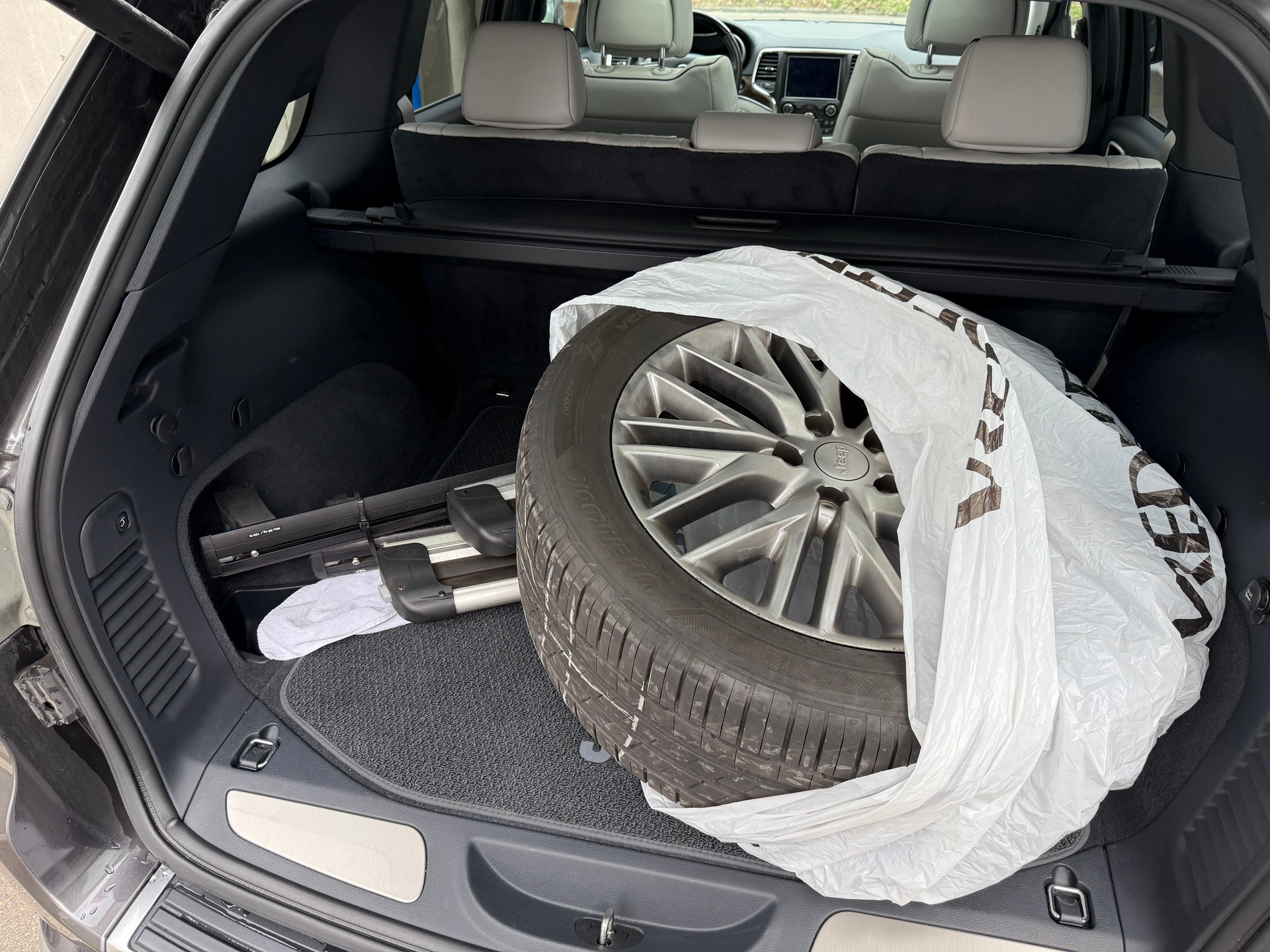 JEEP Grand Cherokee 5.7 V8 HEMI Summit Automatic-image-13