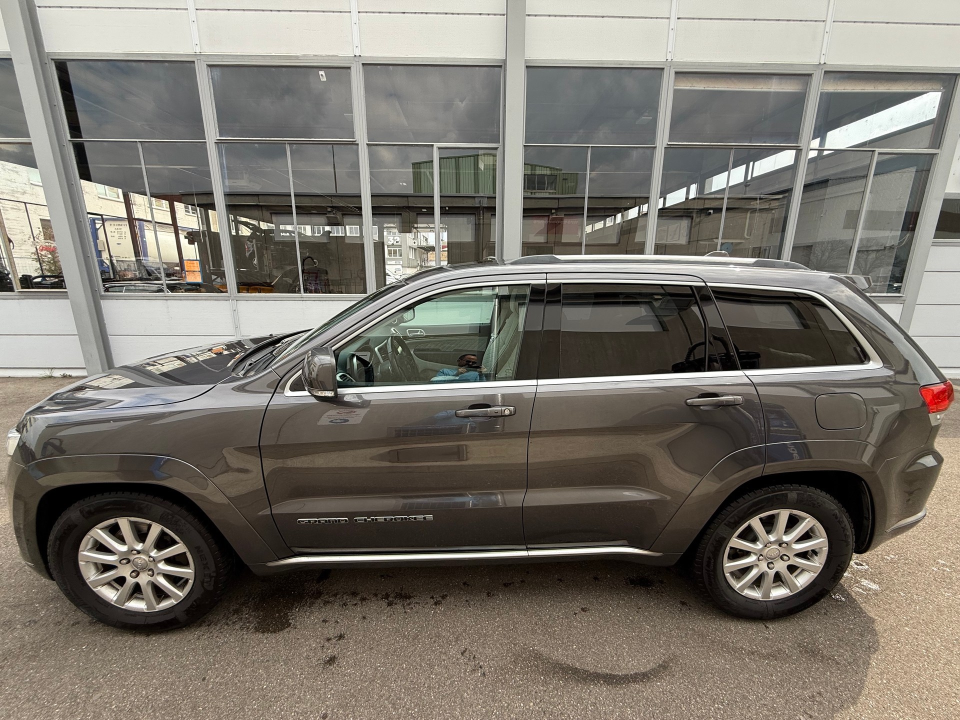 JEEP Grand Cherokee 5.7 V8 HEMI Summit Automatic-image-5