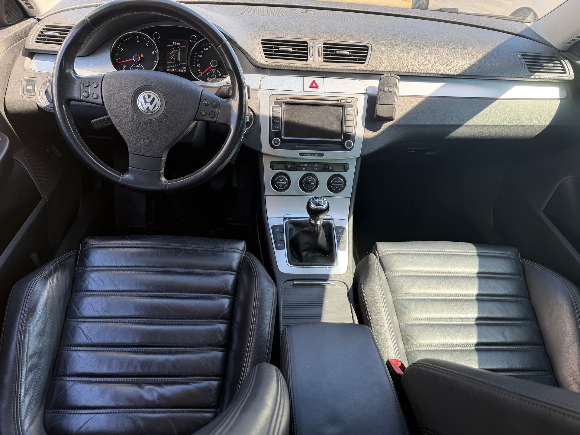 VW Passat Variant 2.0 FSI Highline 4Motion-image-8