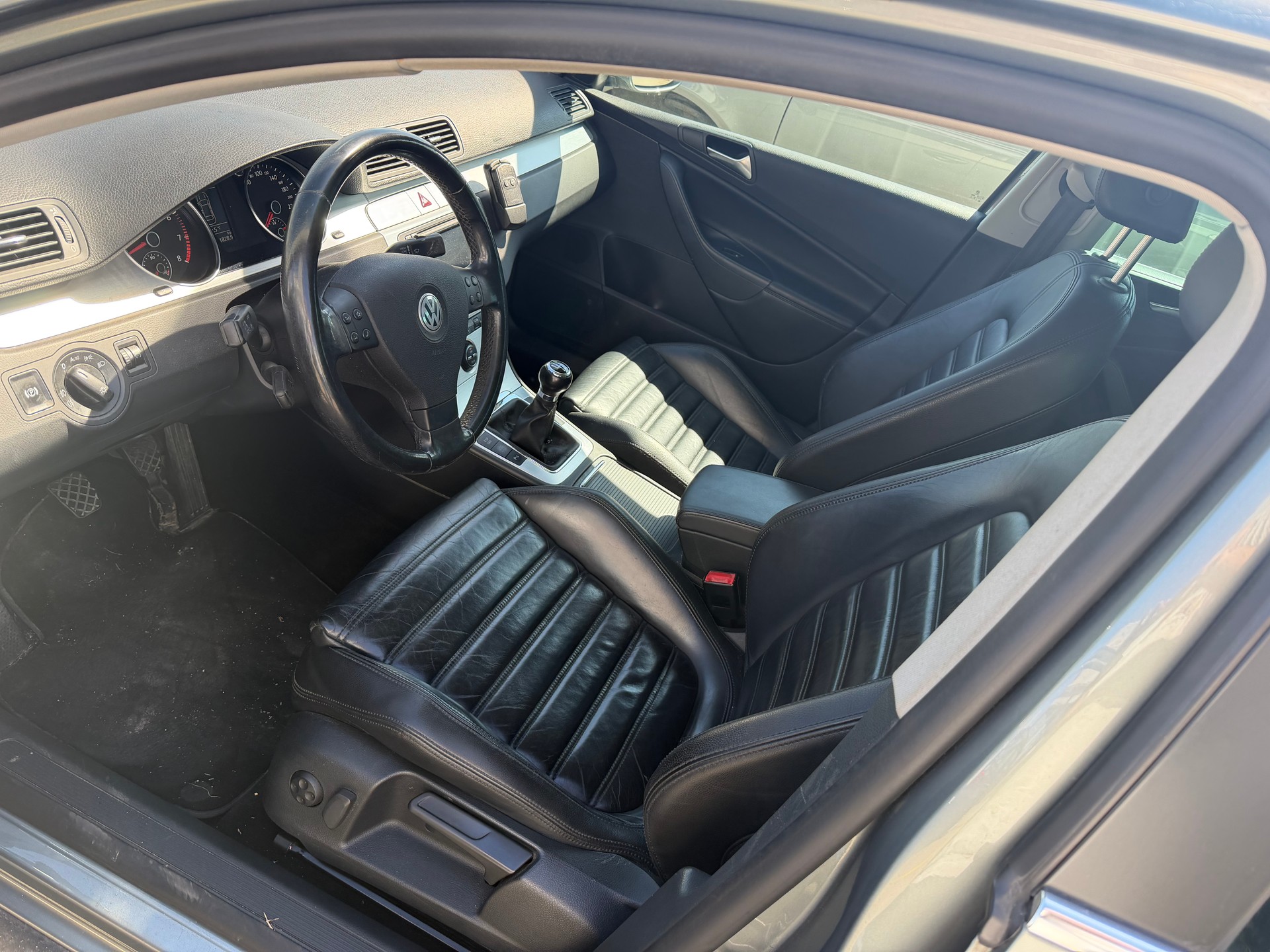 VW Passat Variant 2.0 FSI Highline 4Motion-image-6