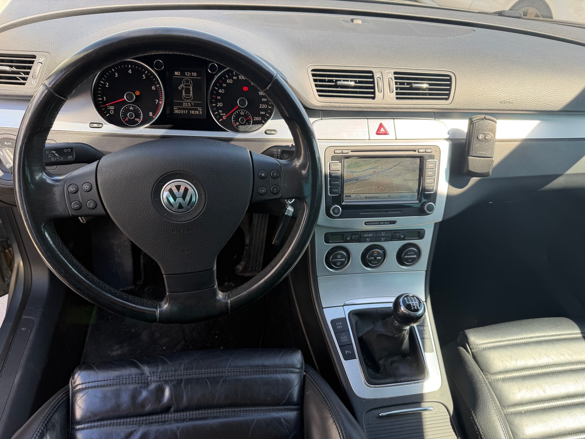 VW Passat Variant 2.0 FSI Highline 4Motion-image-9