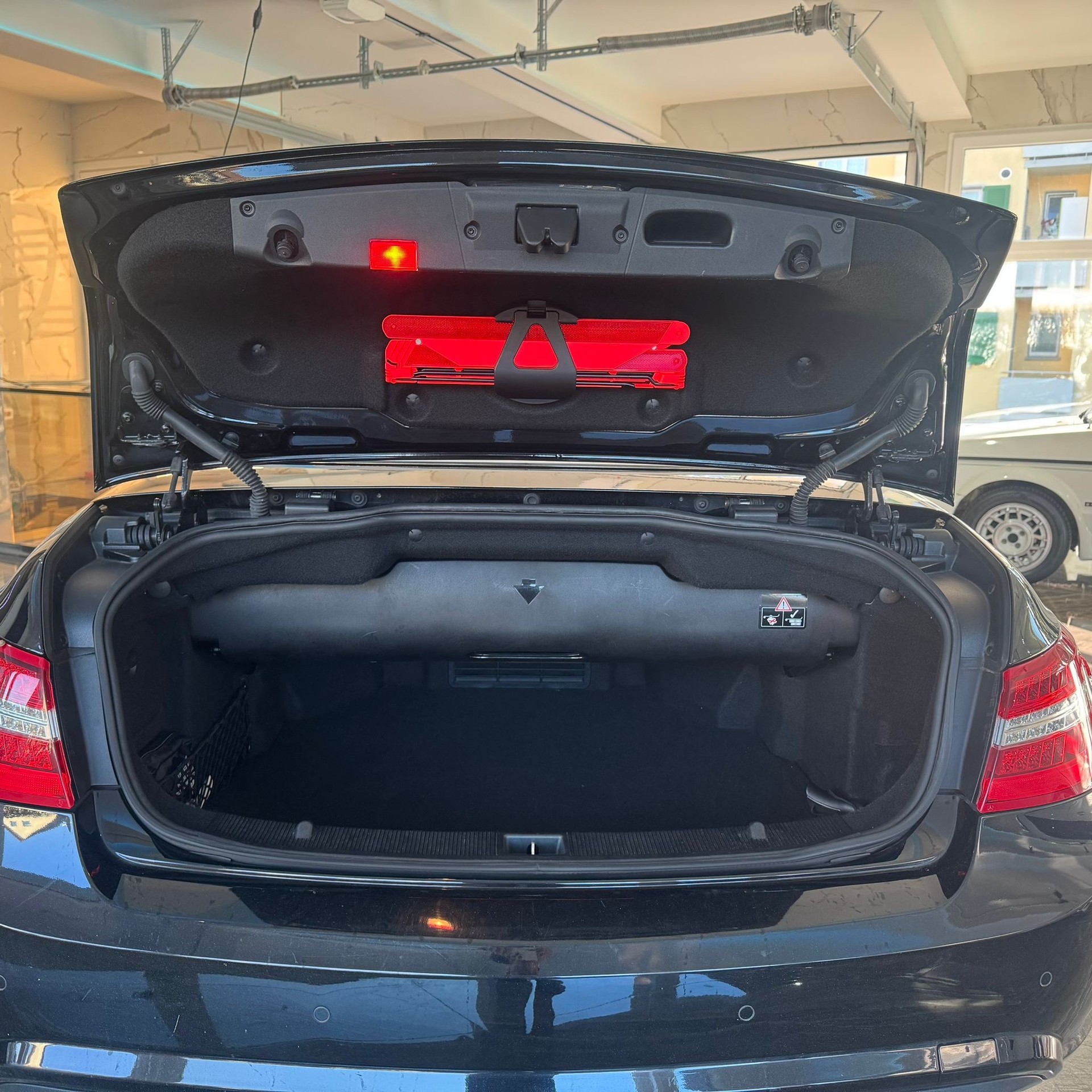 MERCEDES-BENZ E 350 CGI BlueEfficiency 7G-Tronic-image-24