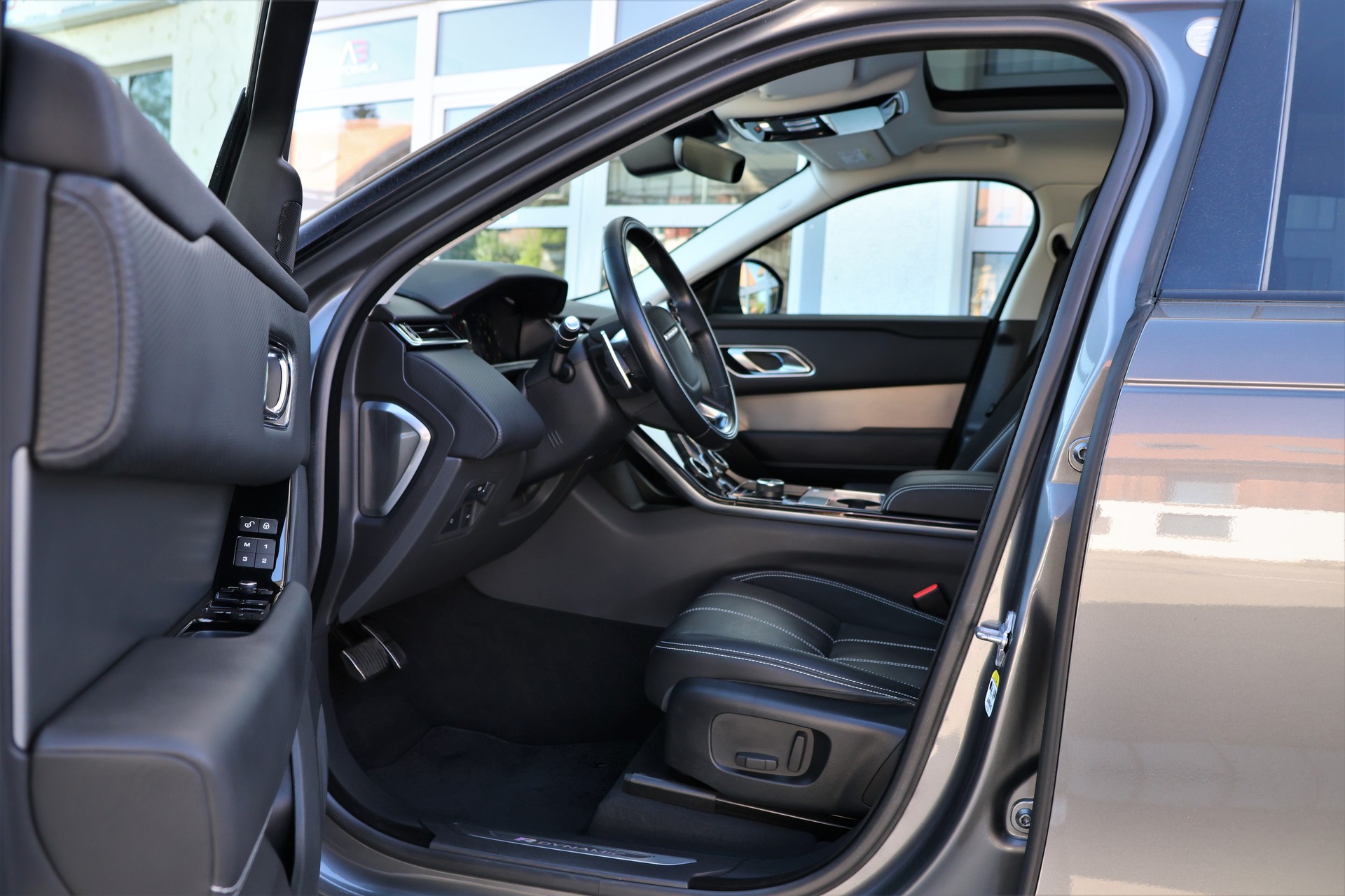 LAND ROVER Range Rover Velar R-Dynamic P 300 Automatic (CH)-image-7