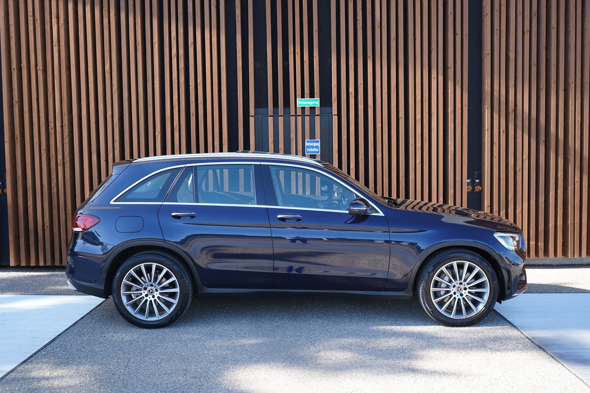 MERCEDES-BENZ GLC 300 D AMG LINE 4MATIC 9G-TRONIC l 245 PS-image-4