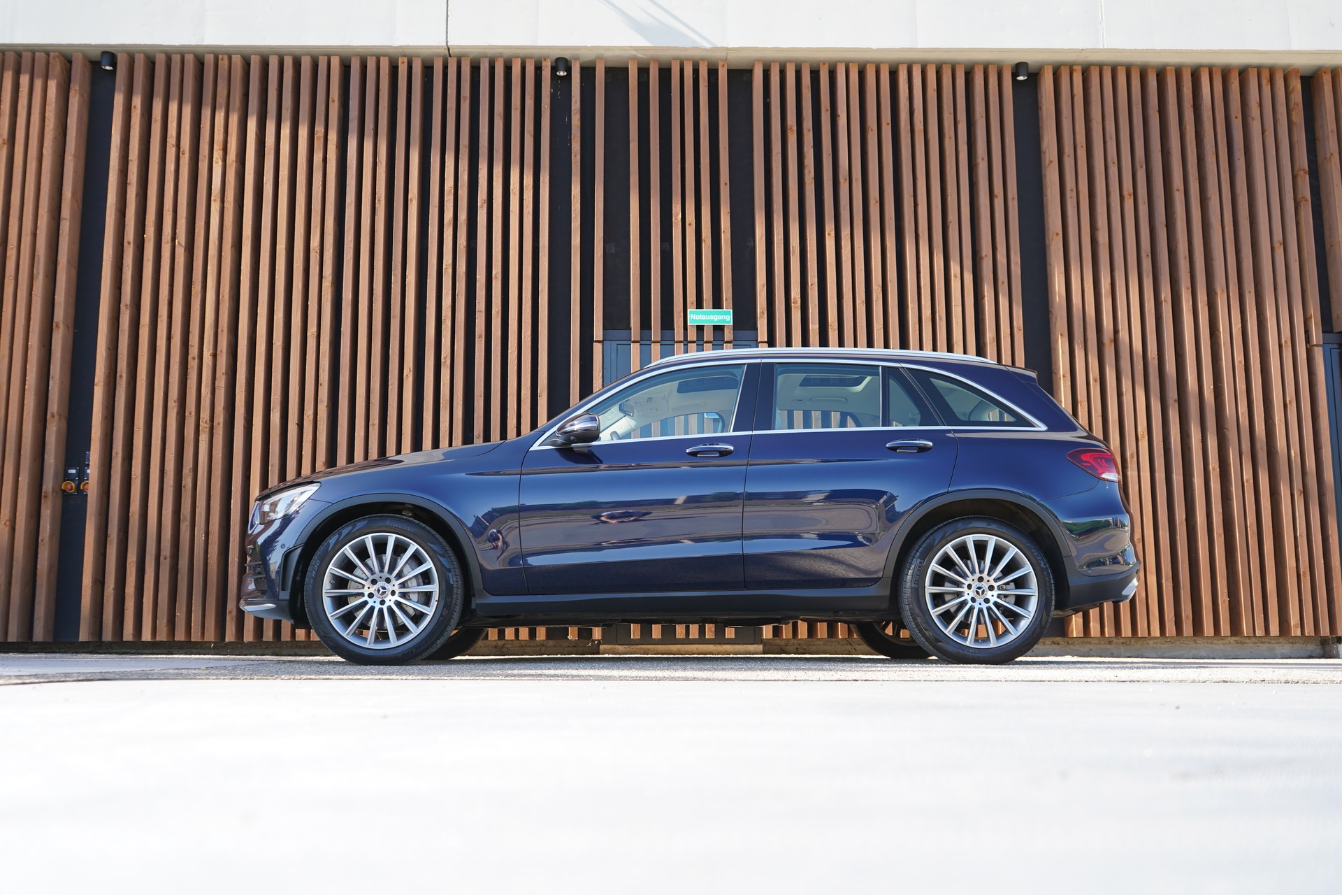 MERCEDES-BENZ GLC 300 D AMG LINE 4MATIC 9G-TRONIC l 245 PS-image-3