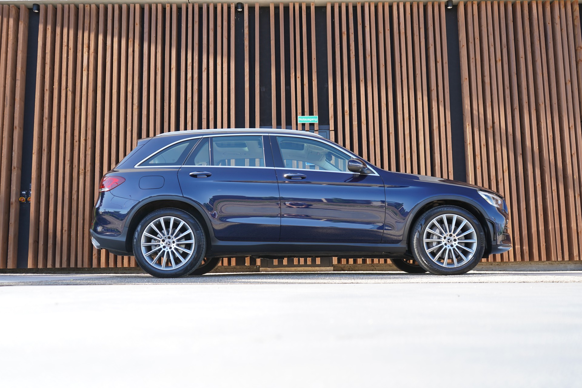 MERCEDES-BENZ GLC 300 D AMG LINE 4MATIC 9G-TRONIC l 245 PS-image-2