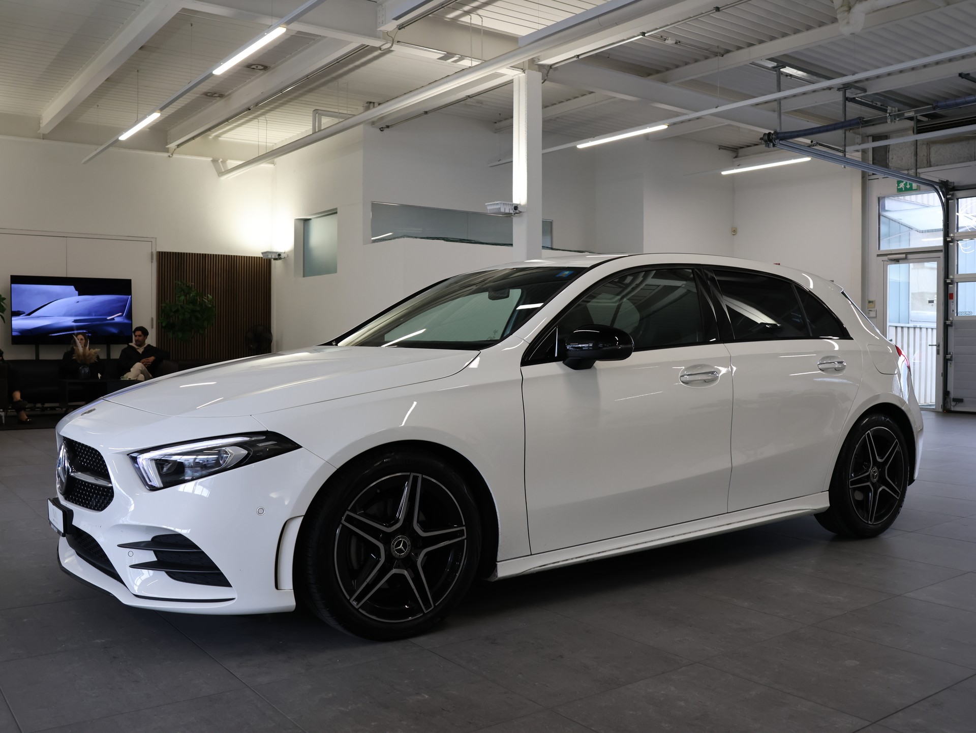 MERCEDES-BENZ A 180 d AMG Line 8G-DCT *MultiColor * Rückfahrkamera* Command Touch*-image-3