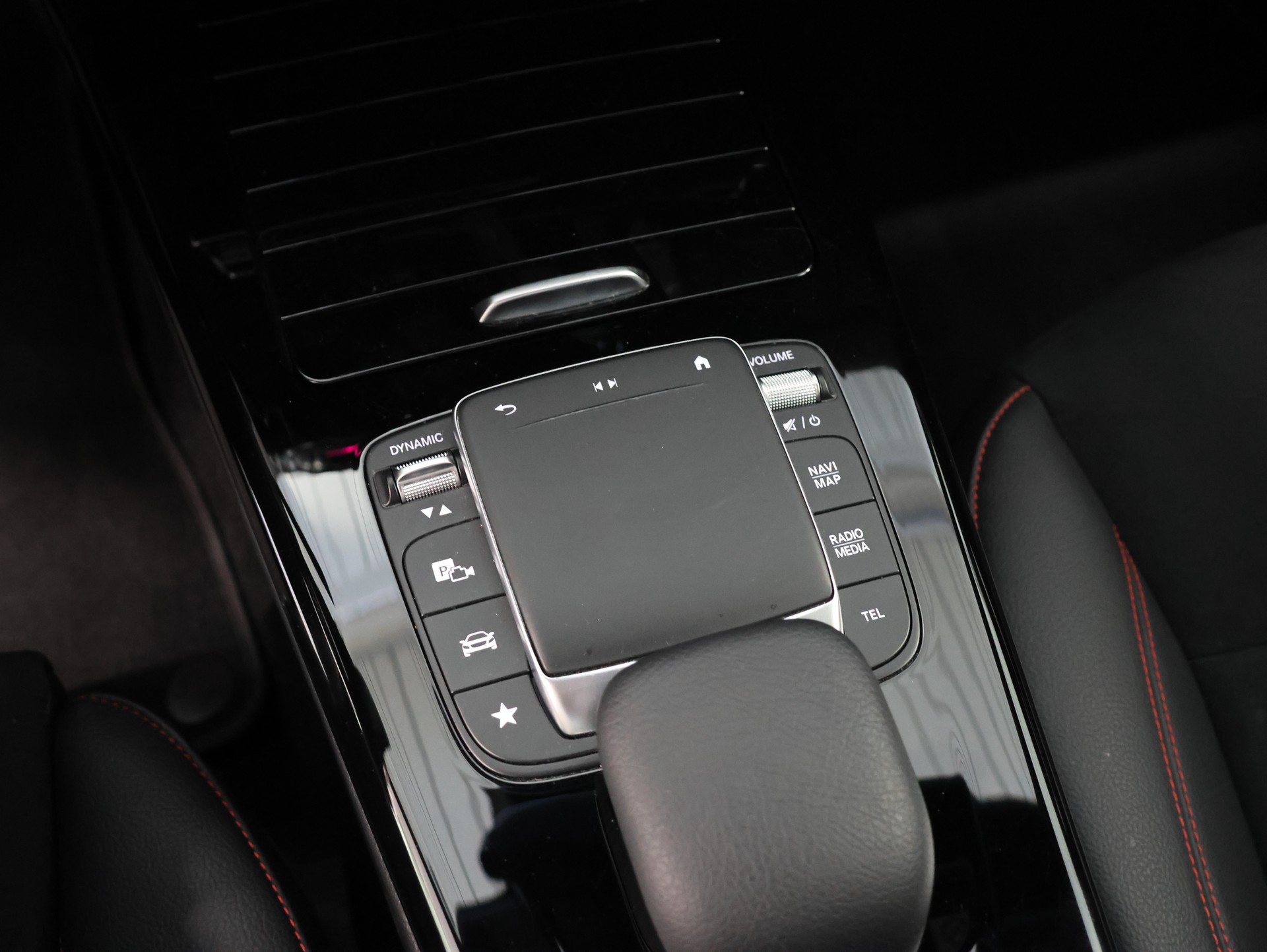 MERCEDES-BENZ A 180 d AMG Line 8G-DCT *MultiColor * Rückfahrkamera* Command Touch*-image-13
