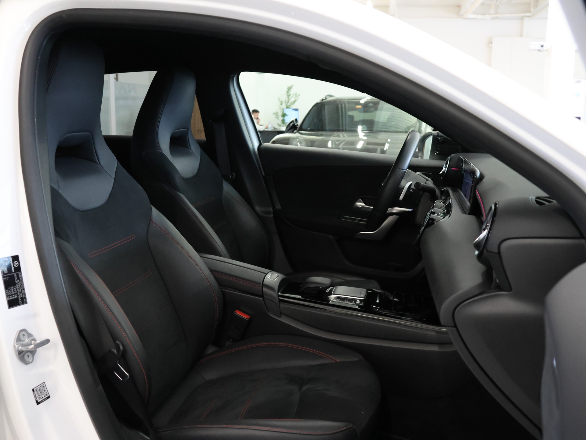 MERCEDES-BENZ A 180 d AMG Line 8G-DCT *MultiColor * Rückfahrkamera* Command Touch*-image-15