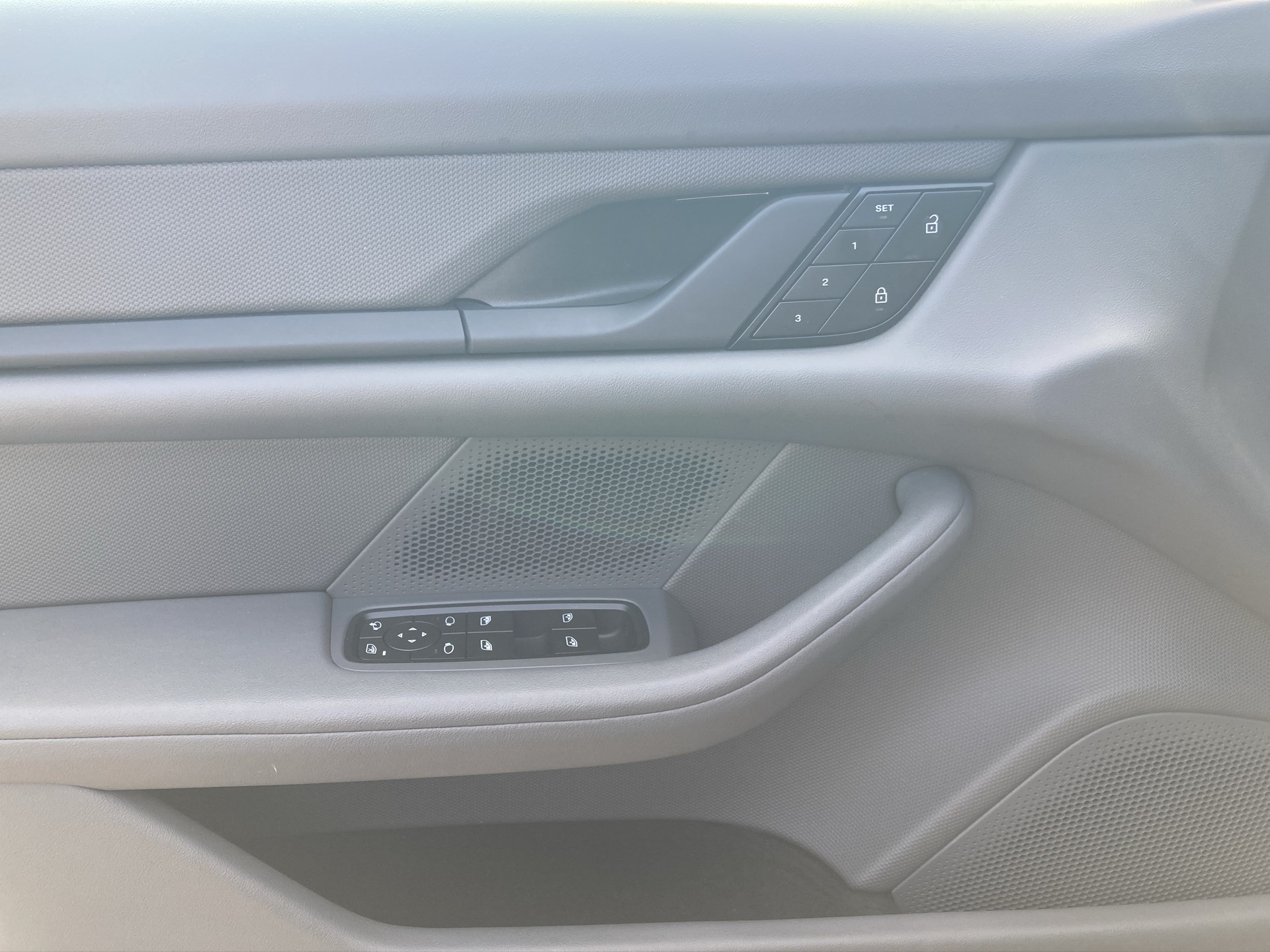 PORSCHE Taycan 4 Cross Turismo-image-12