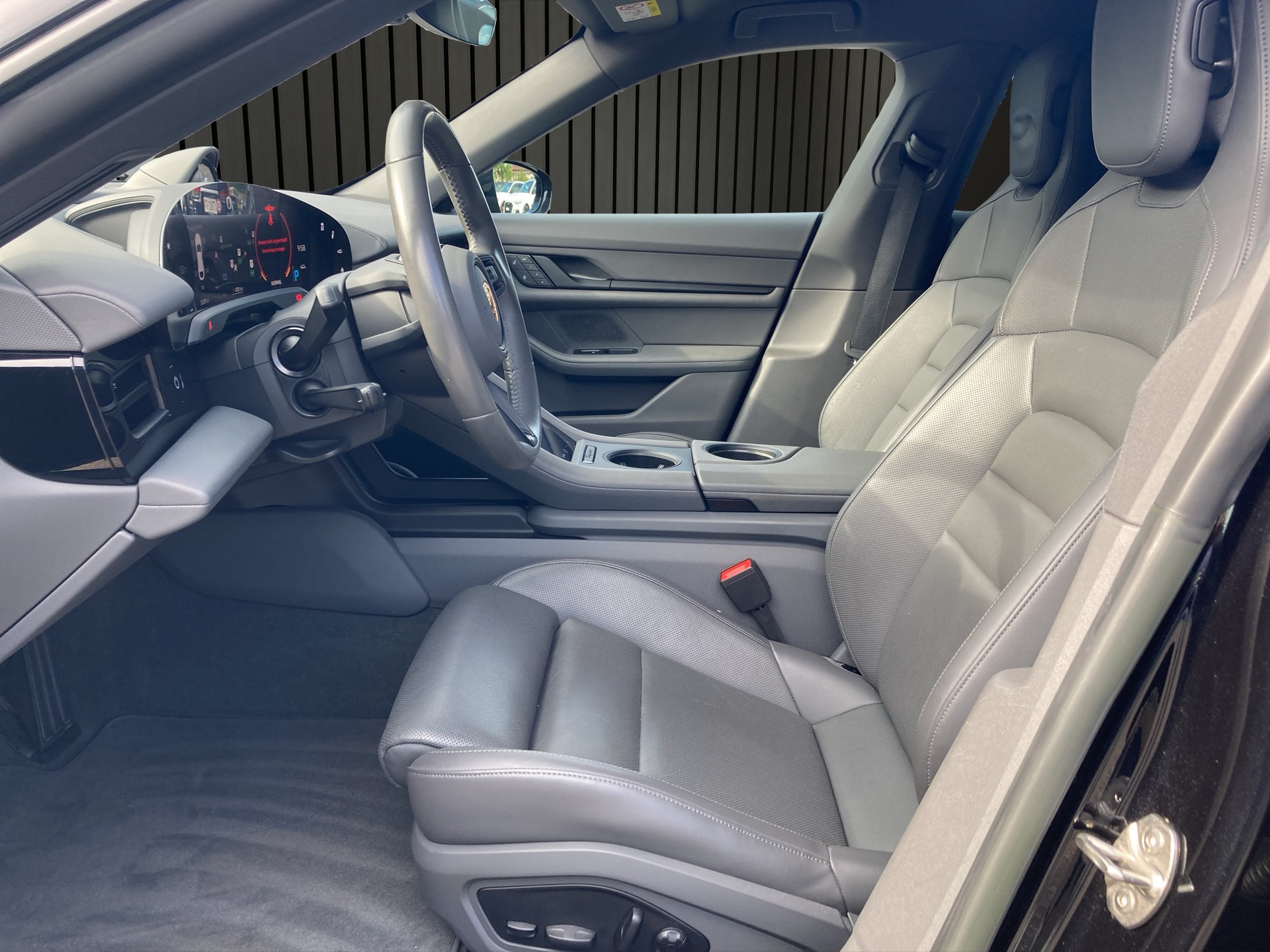 PORSCHE Taycan 4 Cross Turismo-image-10