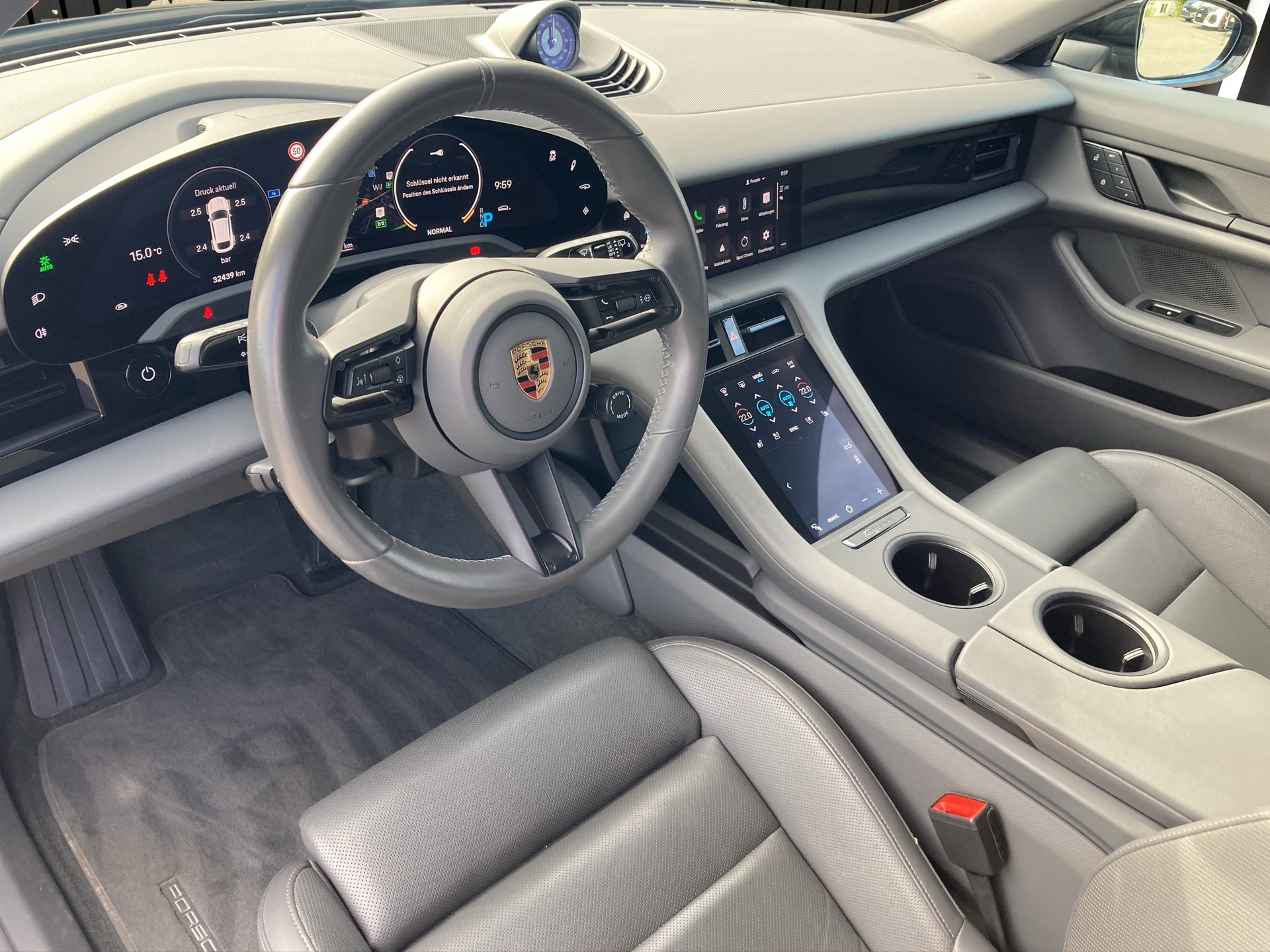 PORSCHE Taycan 4 Cross Turismo-image-11