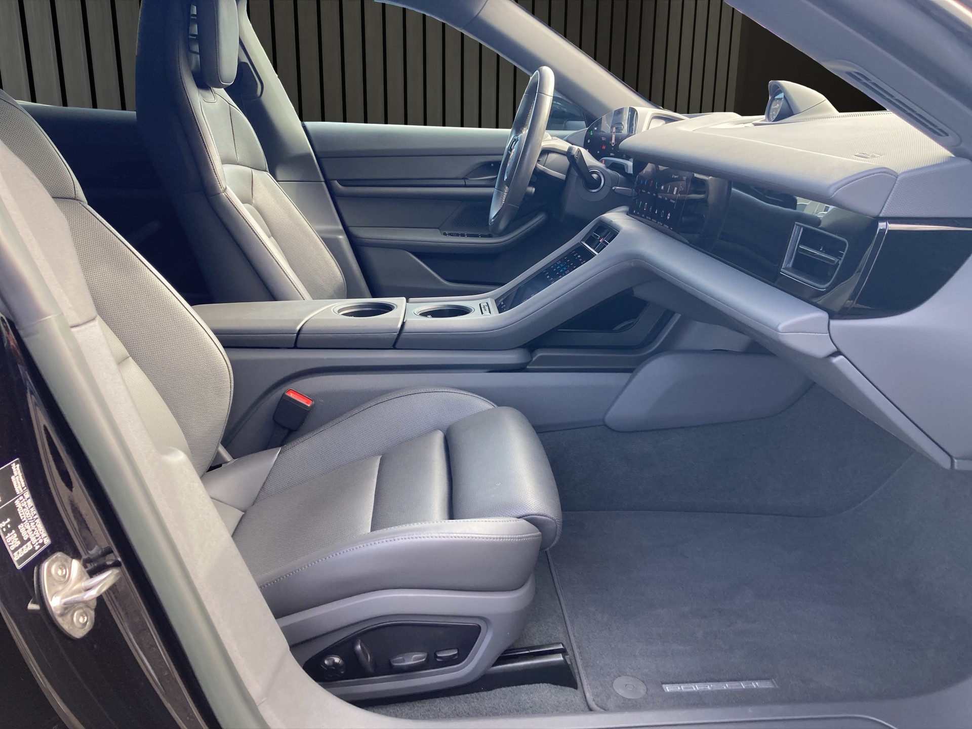PORSCHE Taycan 4 Cross Turismo-image-17