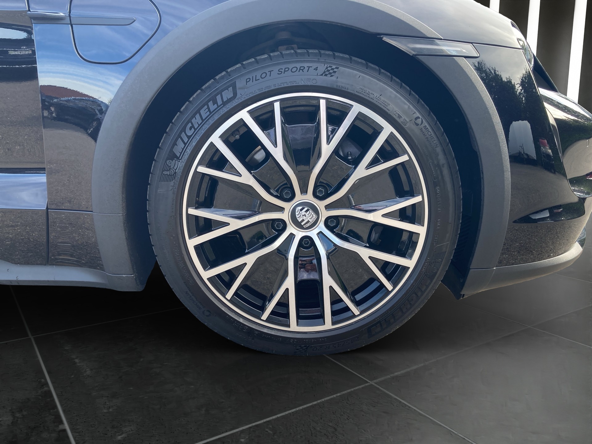 PORSCHE Taycan 4 Cross Turismo-image-9