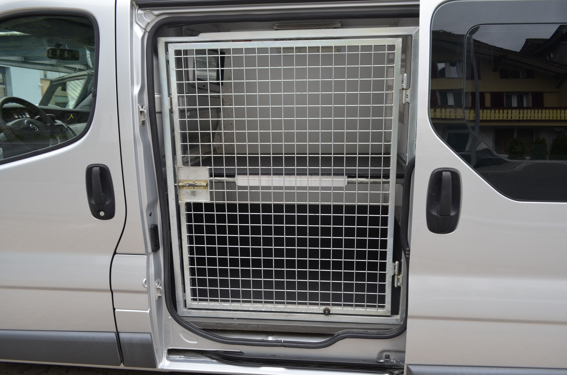 OPEL Vivaro 2.5 CDTI Tierwagen-image-10