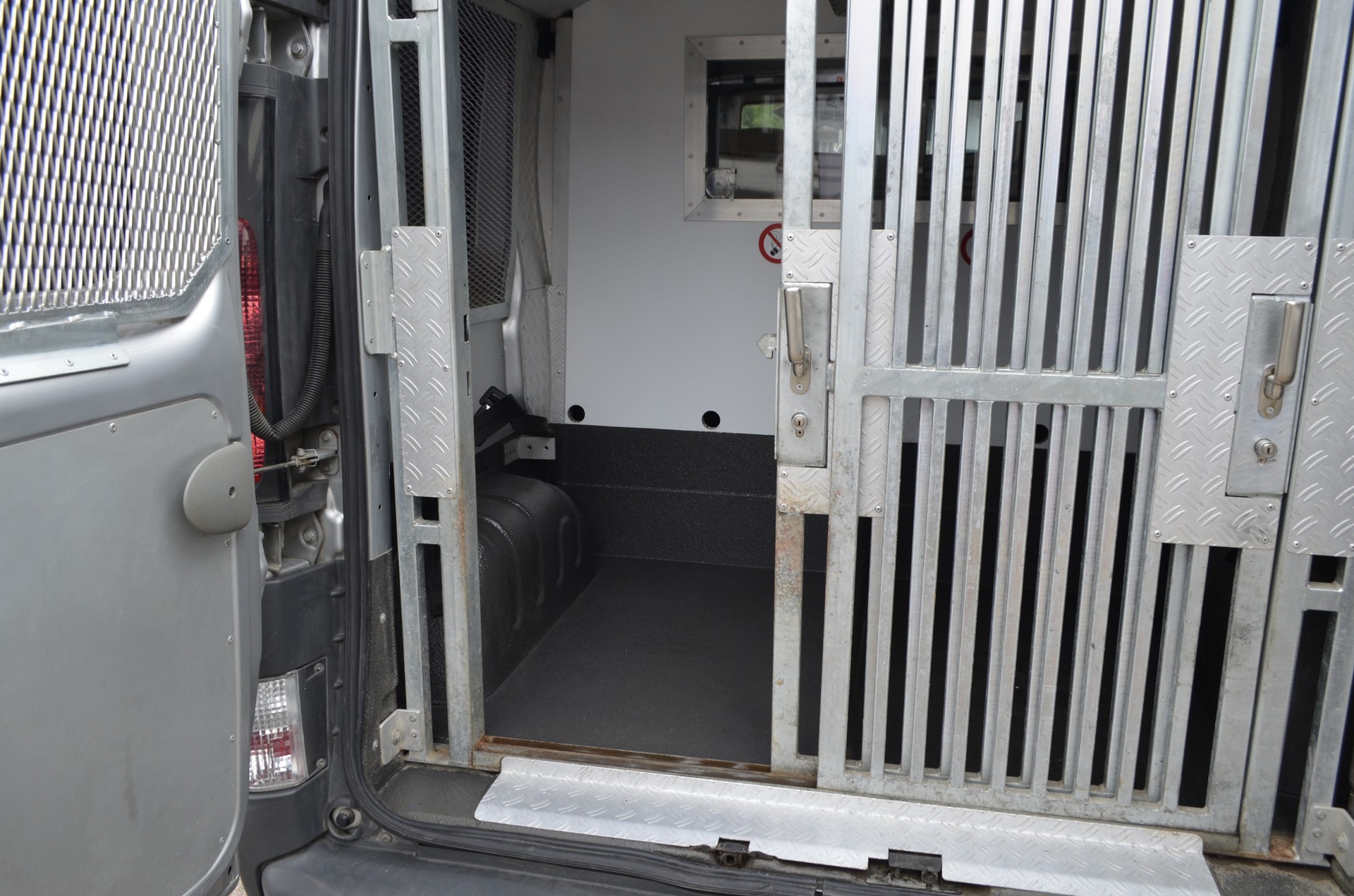 OPEL Vivaro 2.5 CDTI Tierwagen-image-1