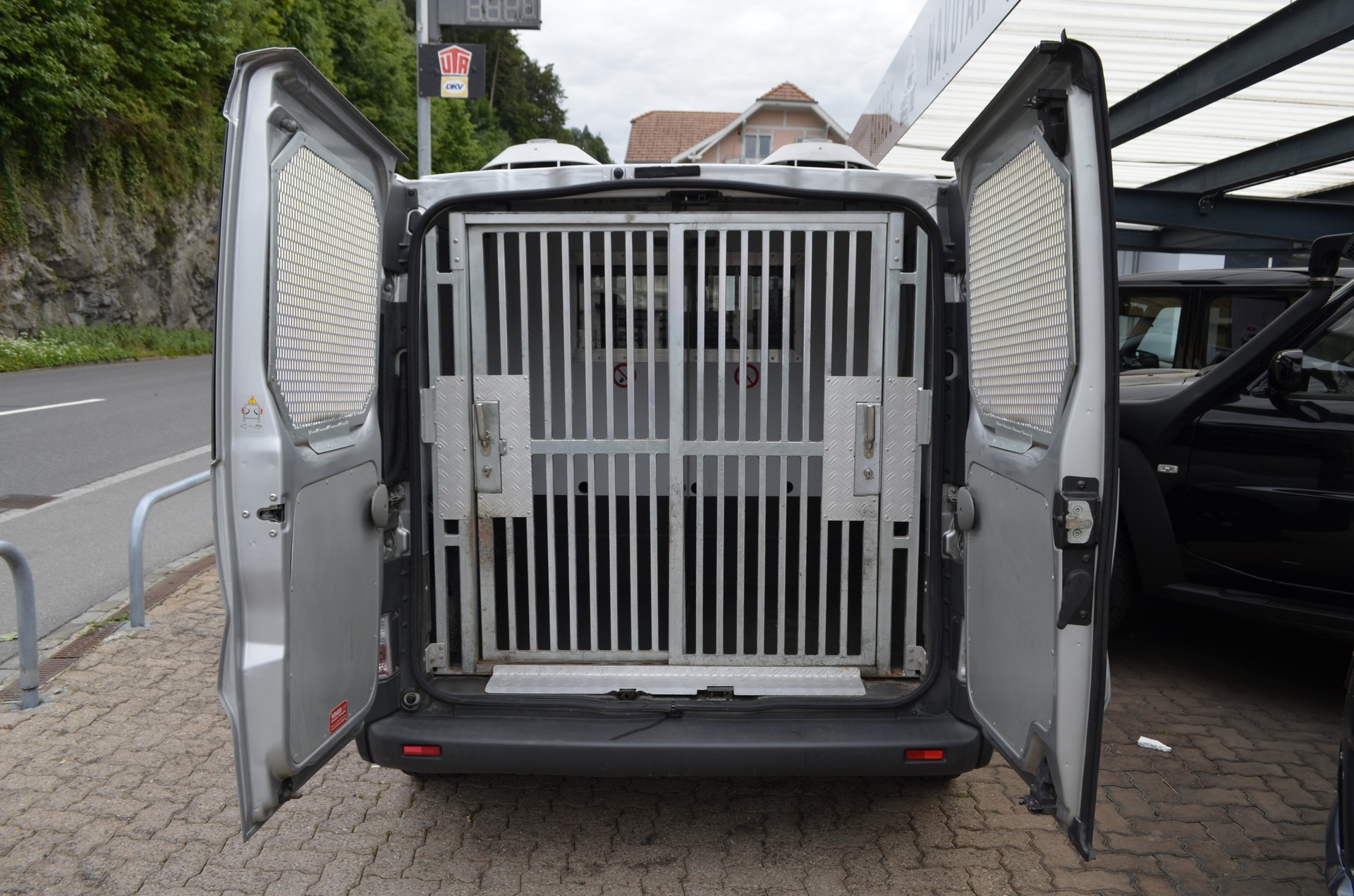 OPEL Vivaro 2.5 CDTI Tierwagen
