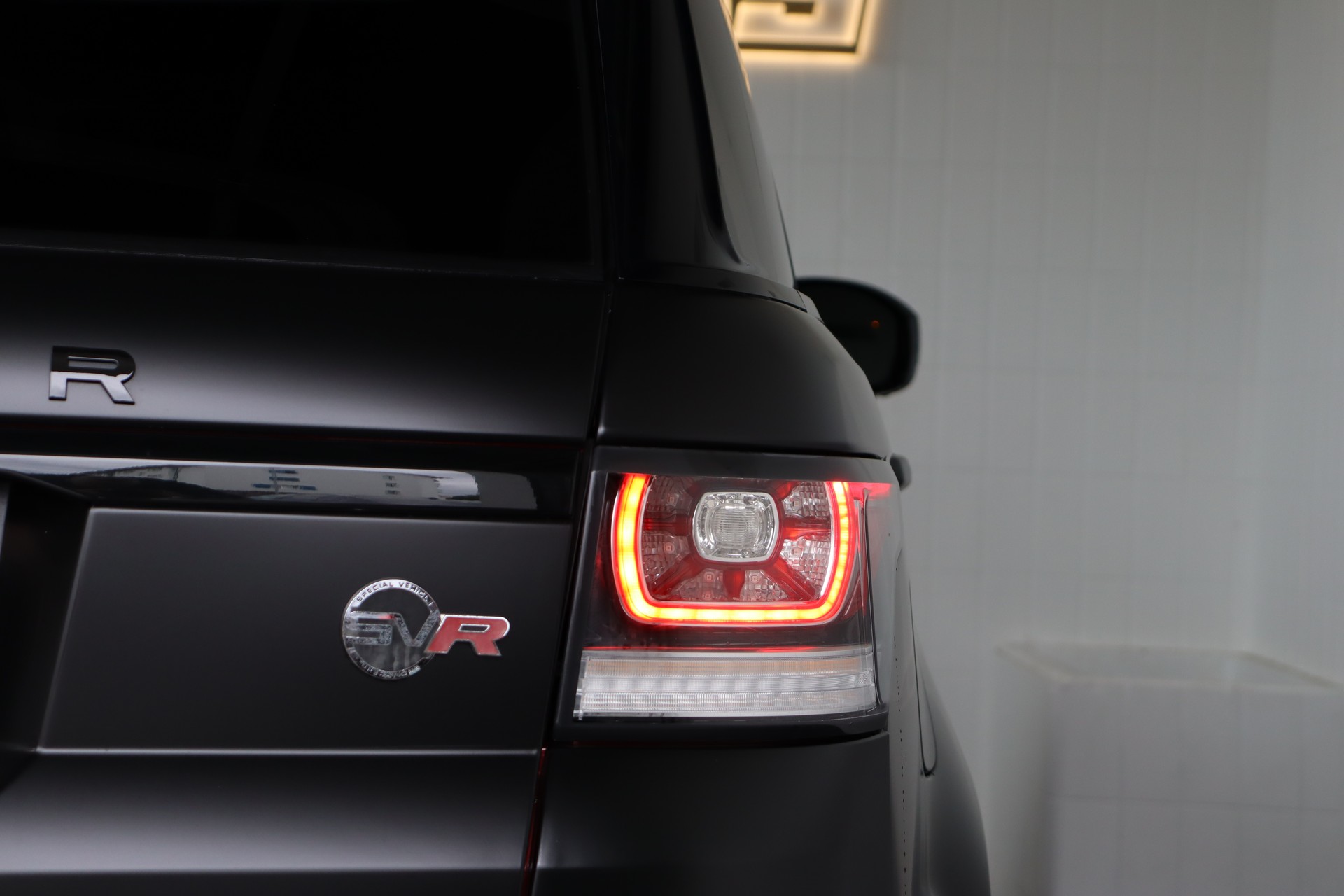 LAND ROVER RANGE ROVER SPORT 4.4 SDV8 AUTOBIOGRAPHY DYNAMIC A ** SVR UMBAU ** CUSTOM FELGEN ** MATTSCHWARZ **-image-10
