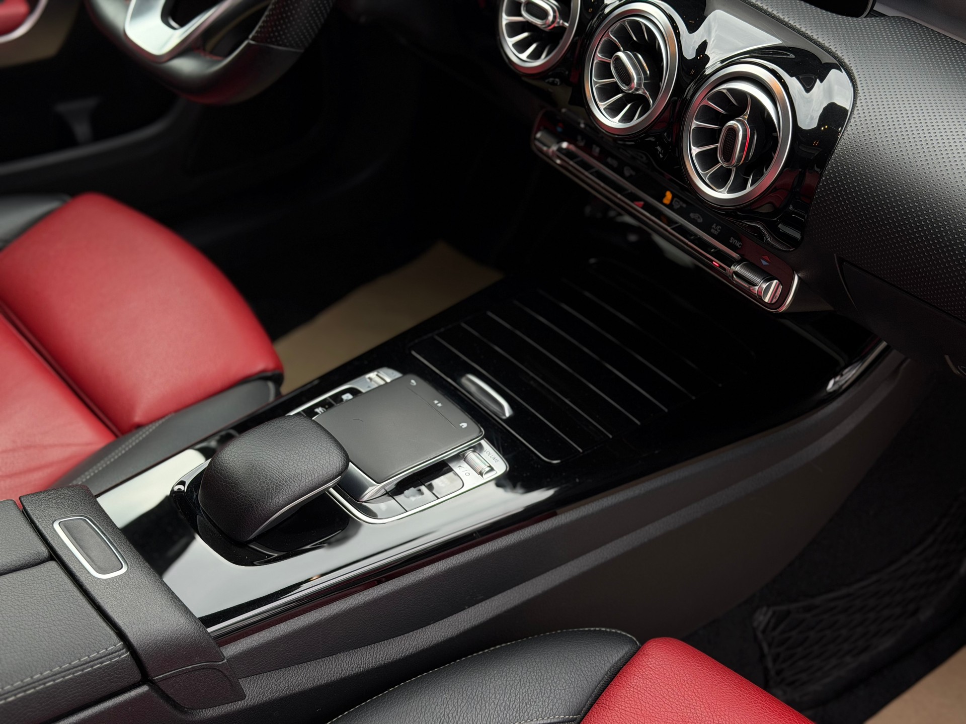 MERCEDES-BENZ A 250 4Matic AMG Line 4Matic 7G-DCT-image-17
