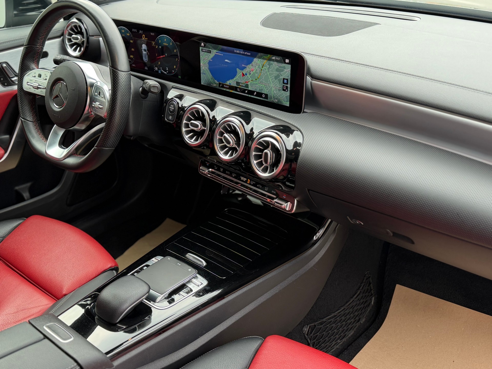 MERCEDES-BENZ A 250 4Matic AMG Line 4Matic 7G-DCT-image-15