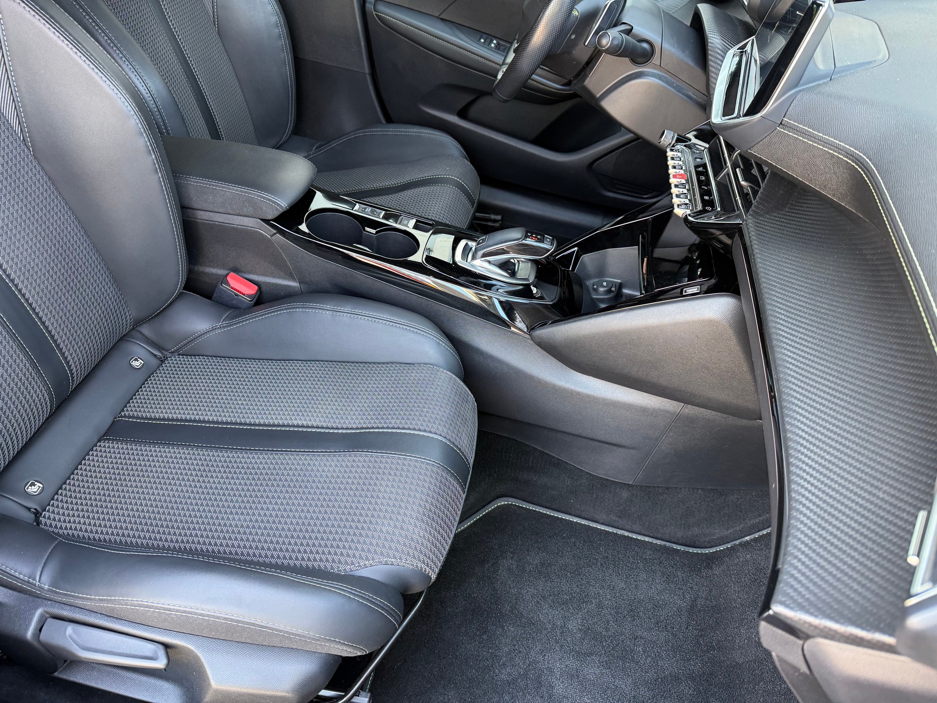 PEUGEOT 208 1.2 PureTech GT Line EAT8-image-11