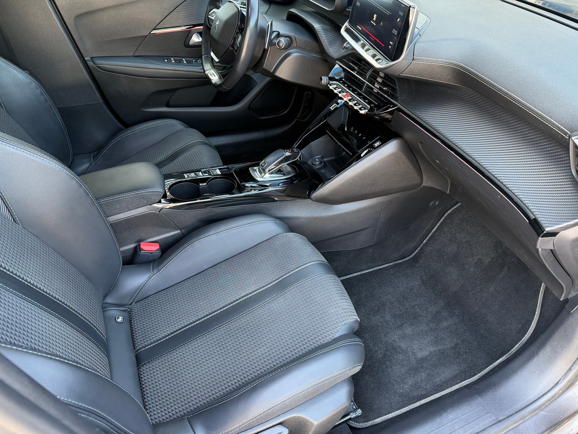 PEUGEOT 208 1.2 PureTech GT Line EAT8-image-10