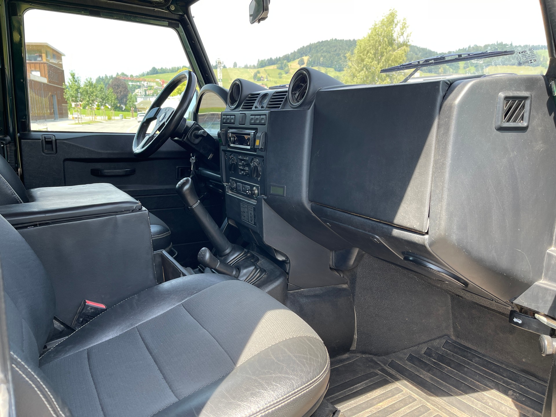 LAND ROVER Defender 110 2.2 TD4 Station Wagon-image-4