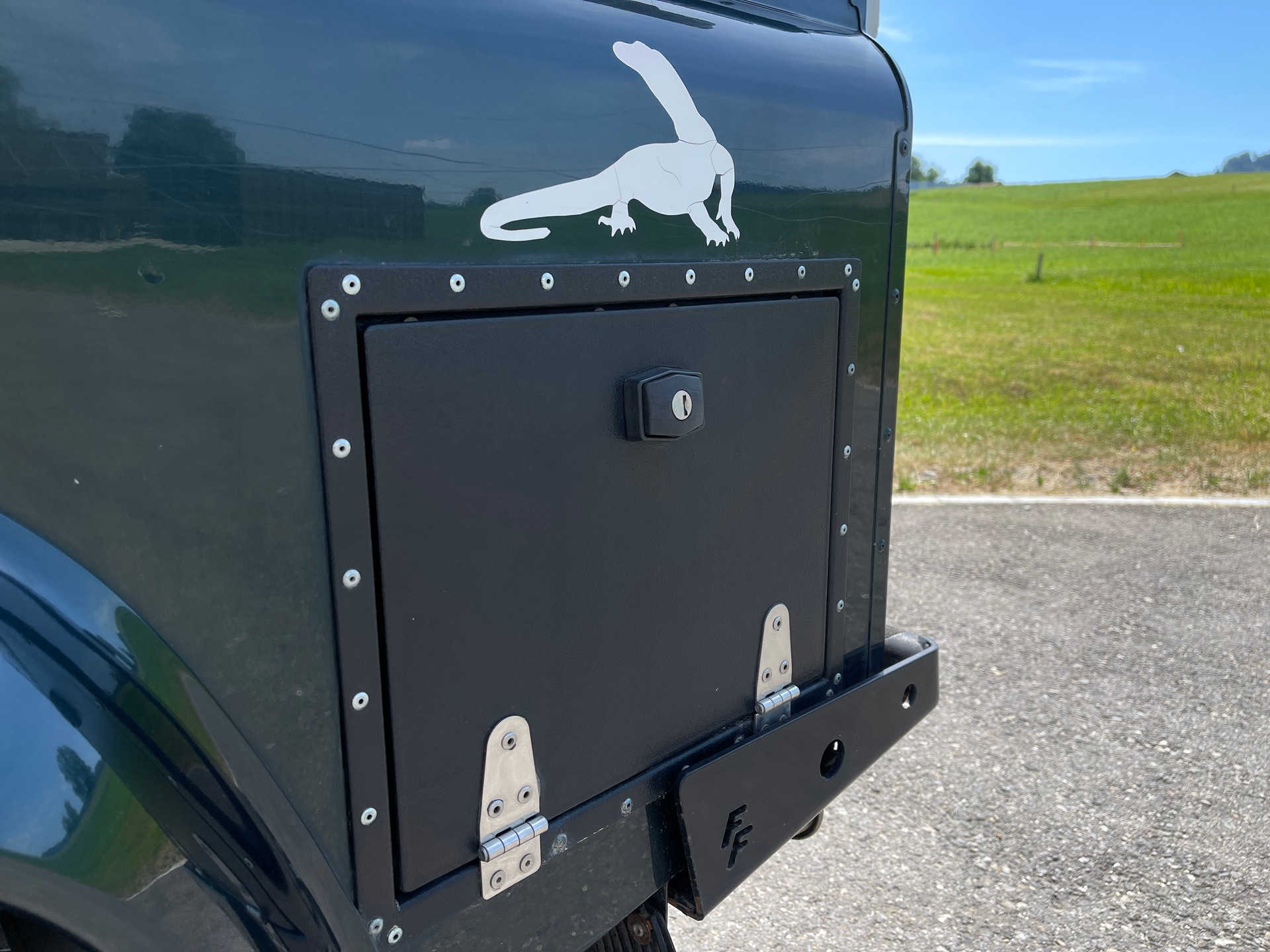 LAND ROVER Defender 110 2.2 TD4 Station Wagon-image-9