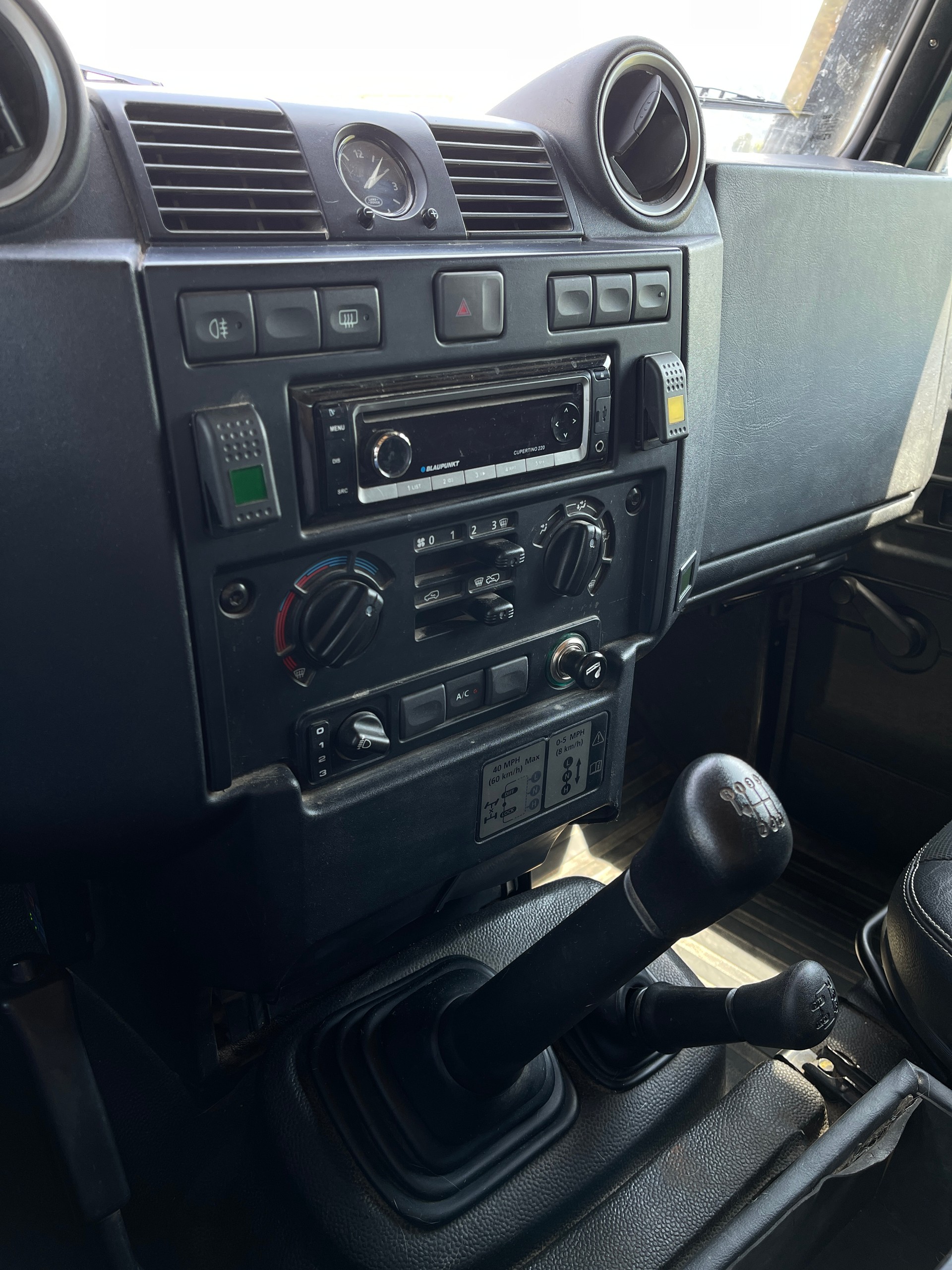 LAND ROVER Defender 110 2.2 TD4 Station Wagon-image-6