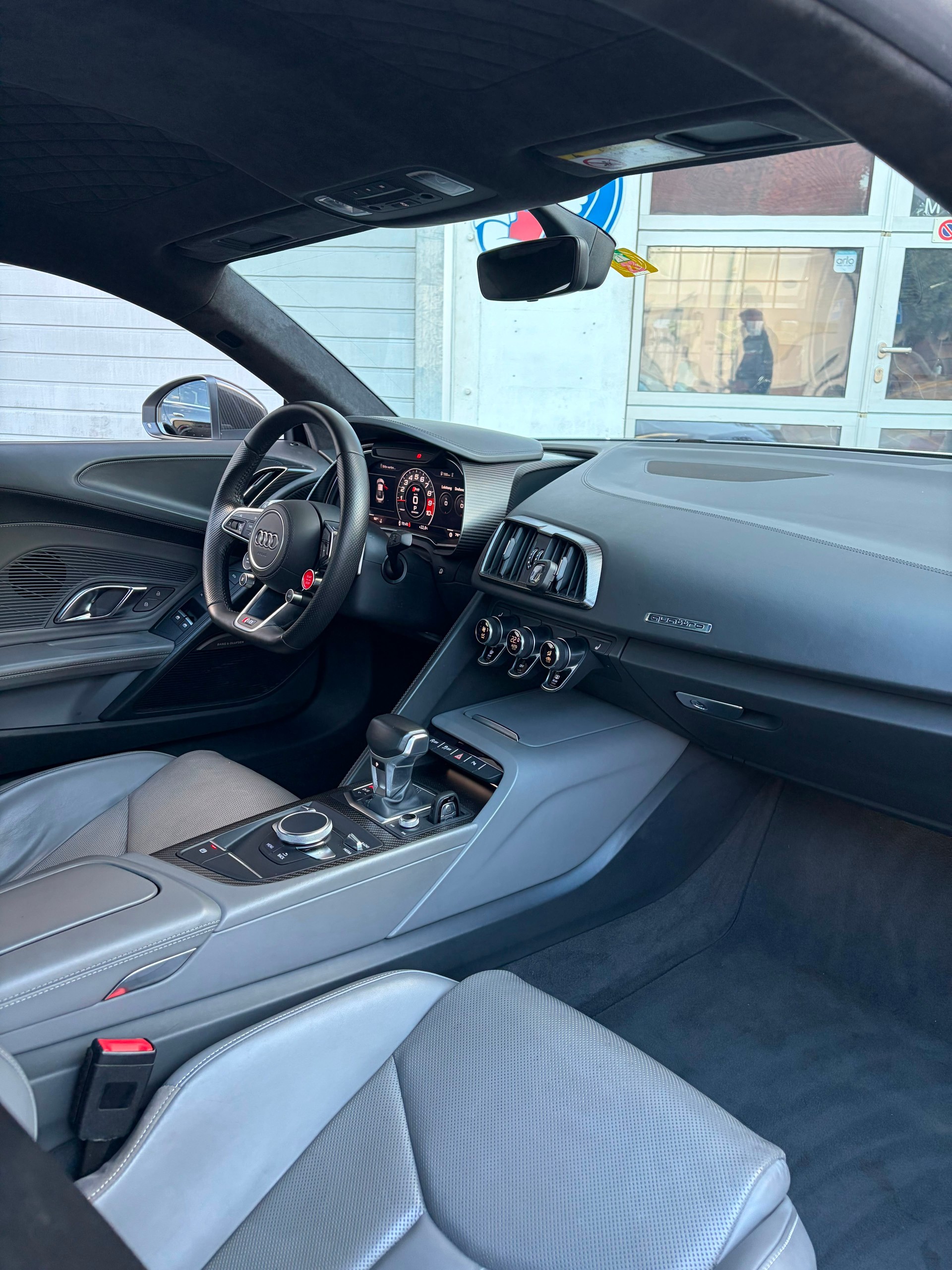 AUDI R8 Coupé 5.2 plus S-Tronic-image-9