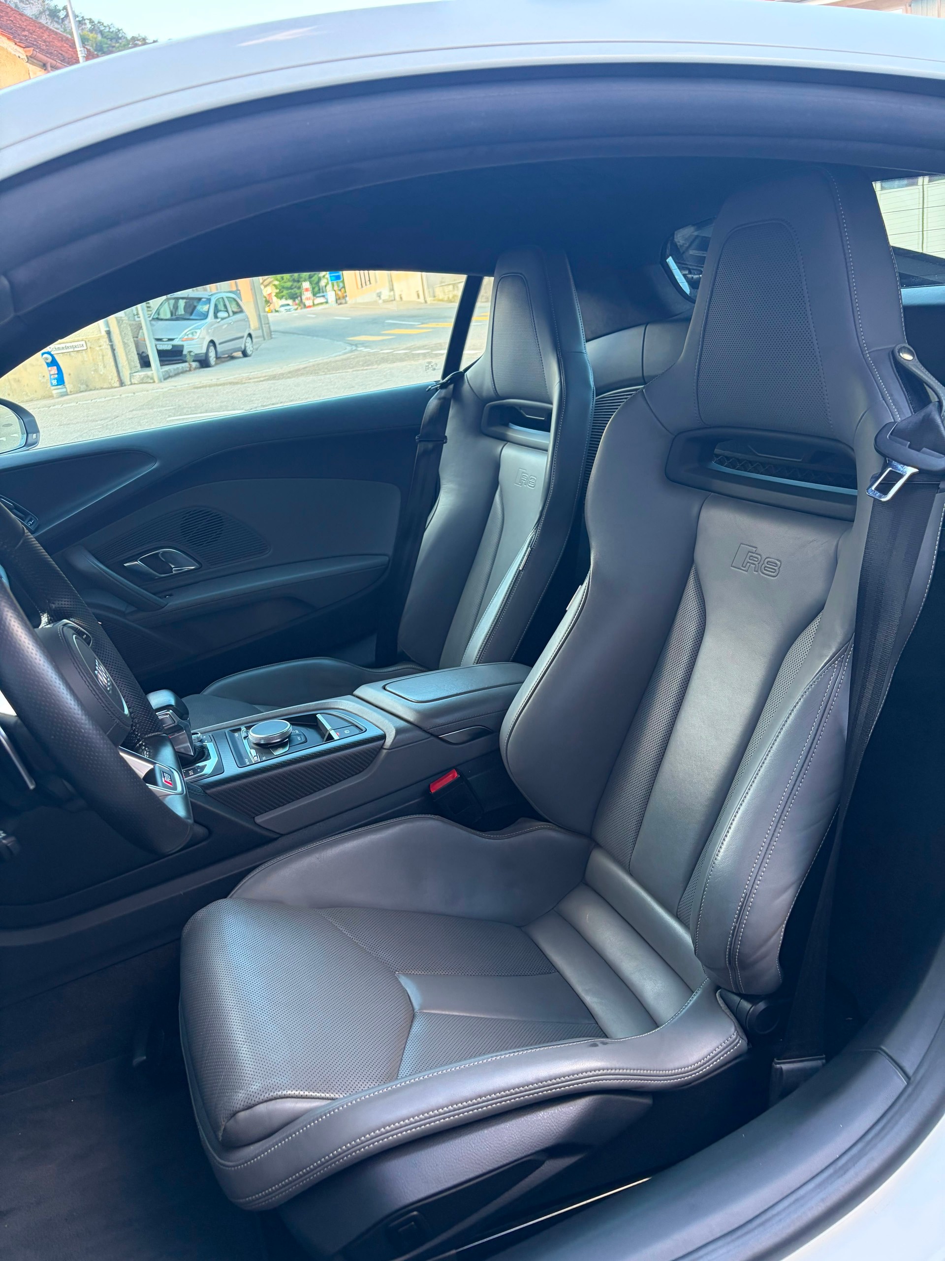 AUDI R8 Coupé 5.2 plus S-Tronic-image-8