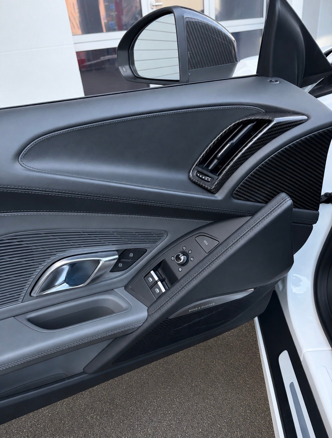 AUDI R8 Coupé 5.2 plus S-Tronic-image-11