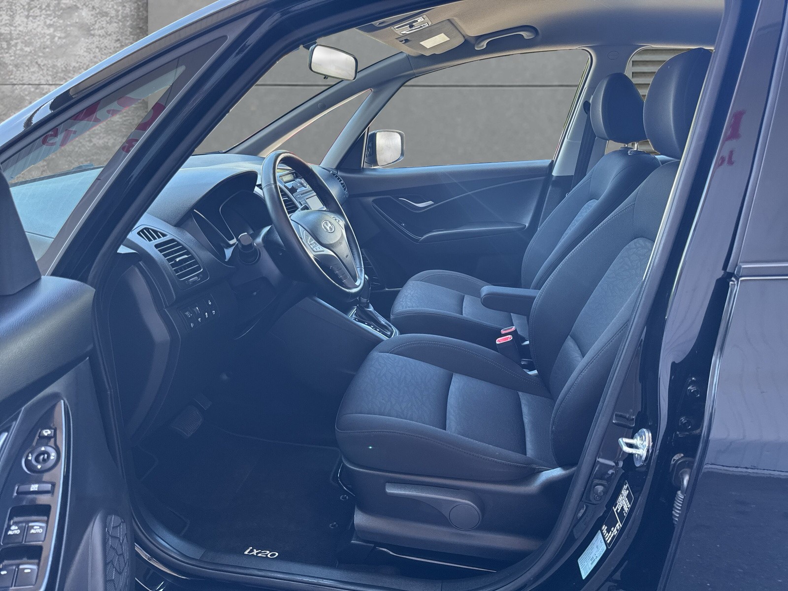 HYUNDAI iX20 1.6 Amplia Automatic-image-7