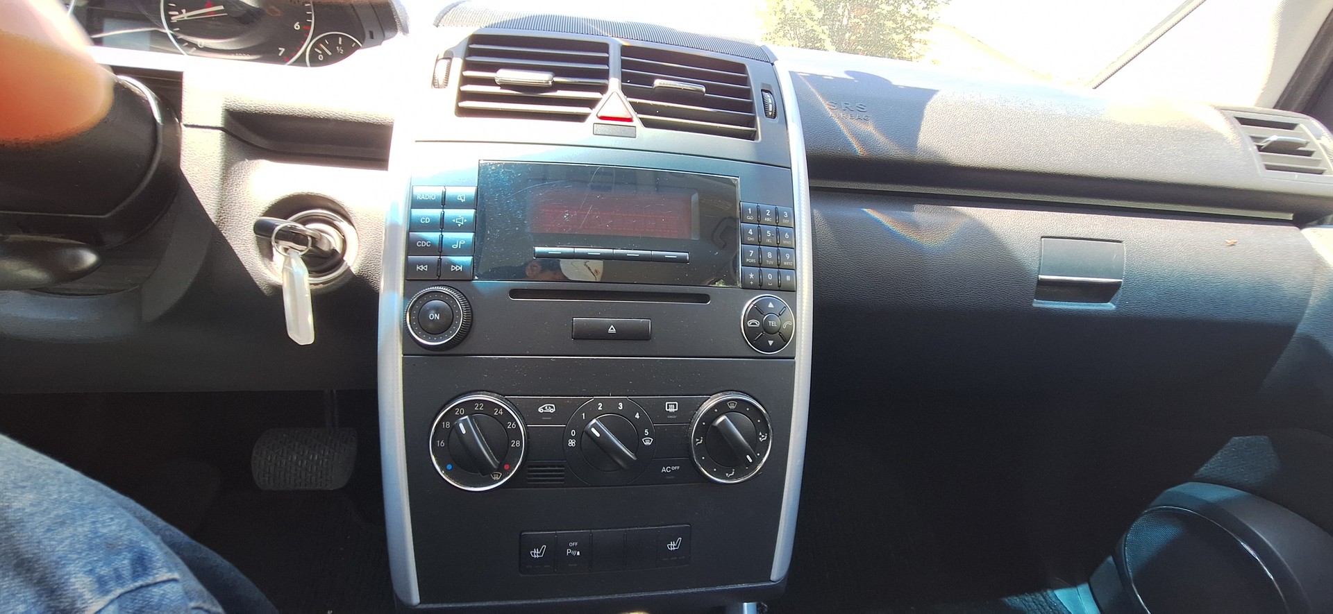 MERCEDES-BENZ A 200 Avantgarde-image-24