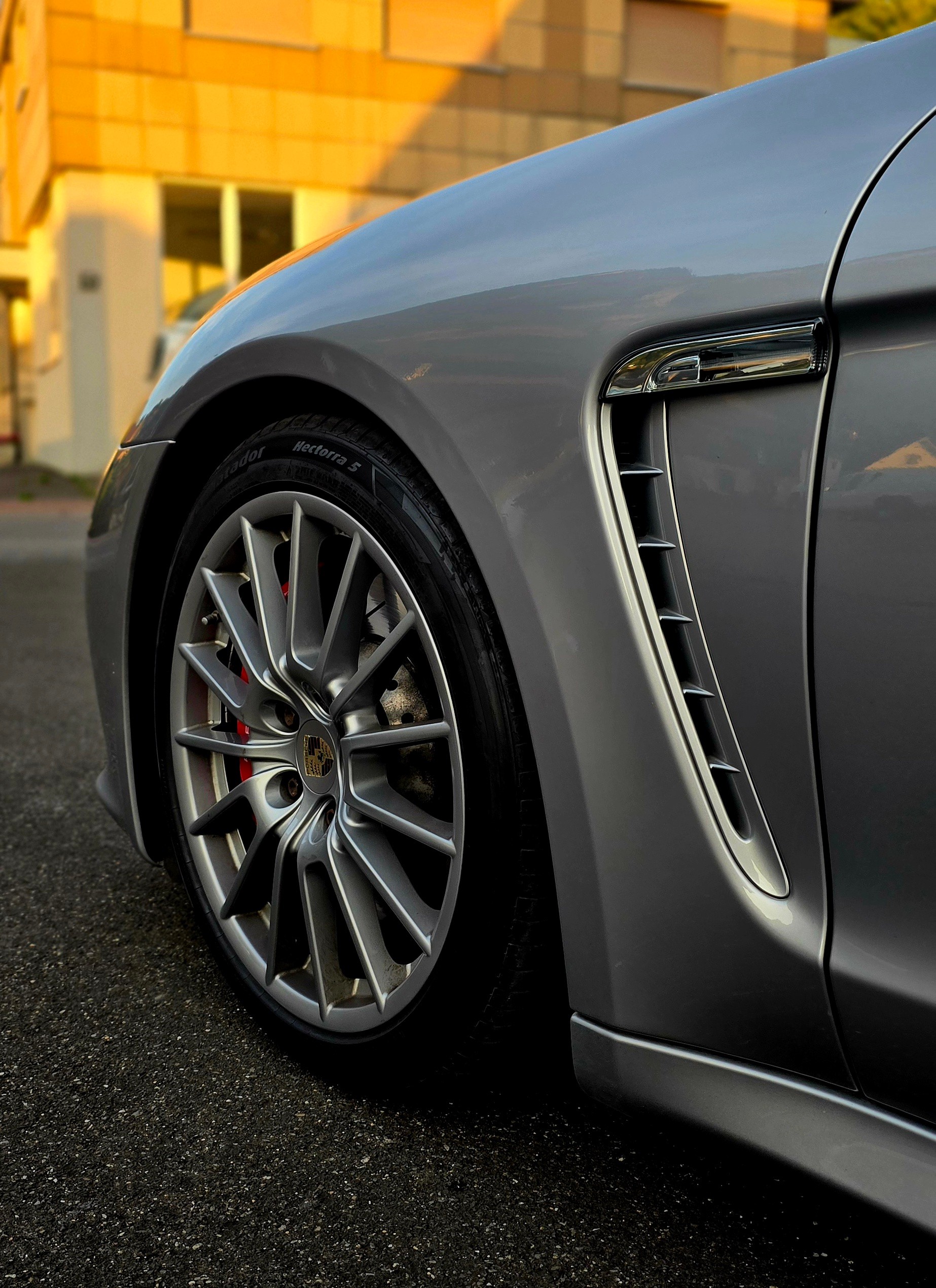 PORSCHE Panamera GTS 4.8 PDK-image-3