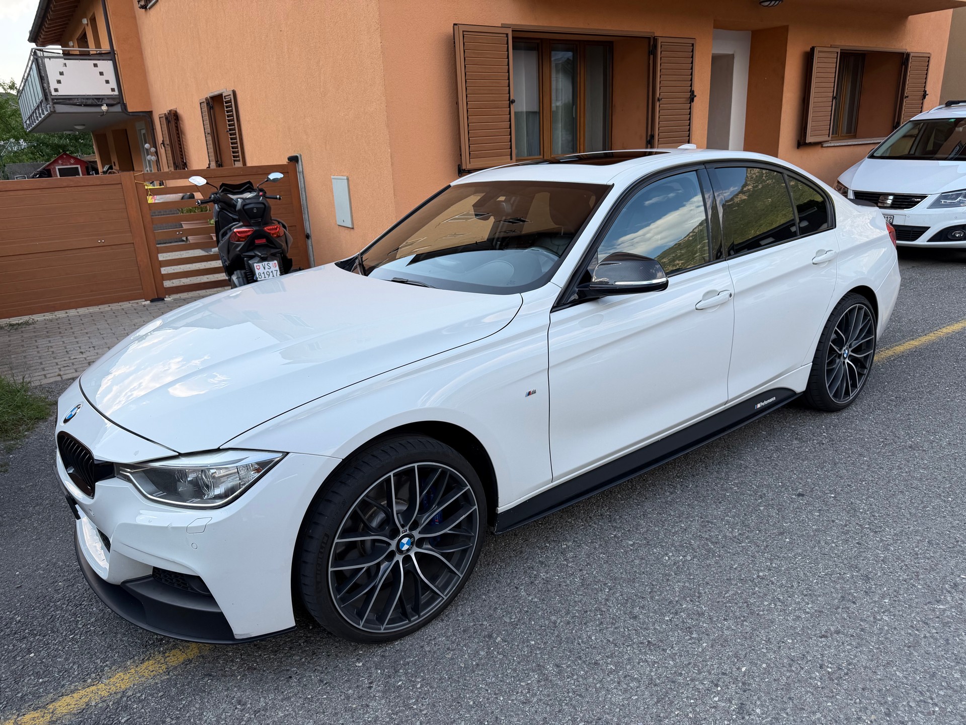 BMW 335i xDrive M-Performance-image-1
