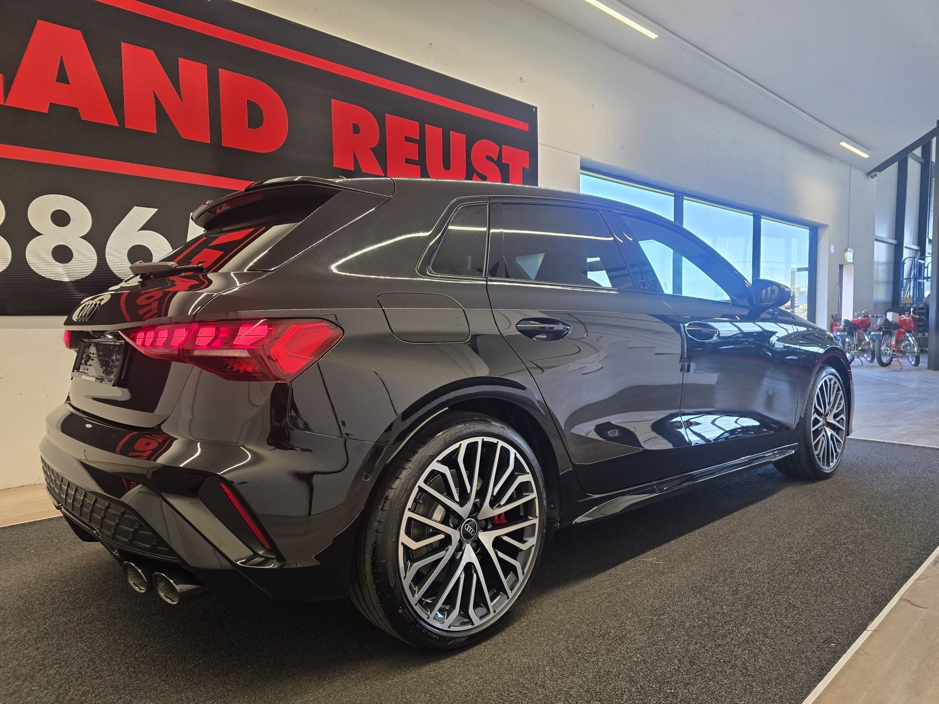 AUDI S3 Sportback TFSI quattro S-tronic-image-4