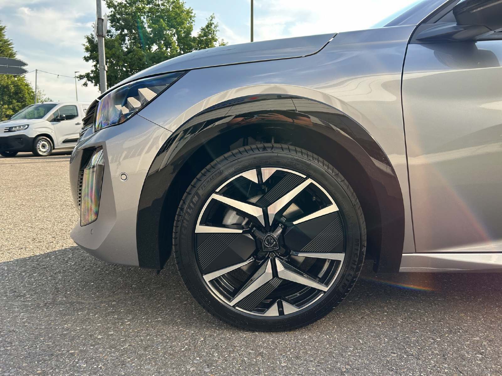 PEUGEOT 208 1.2 Hybrid 145 GT Exclusive-image-5