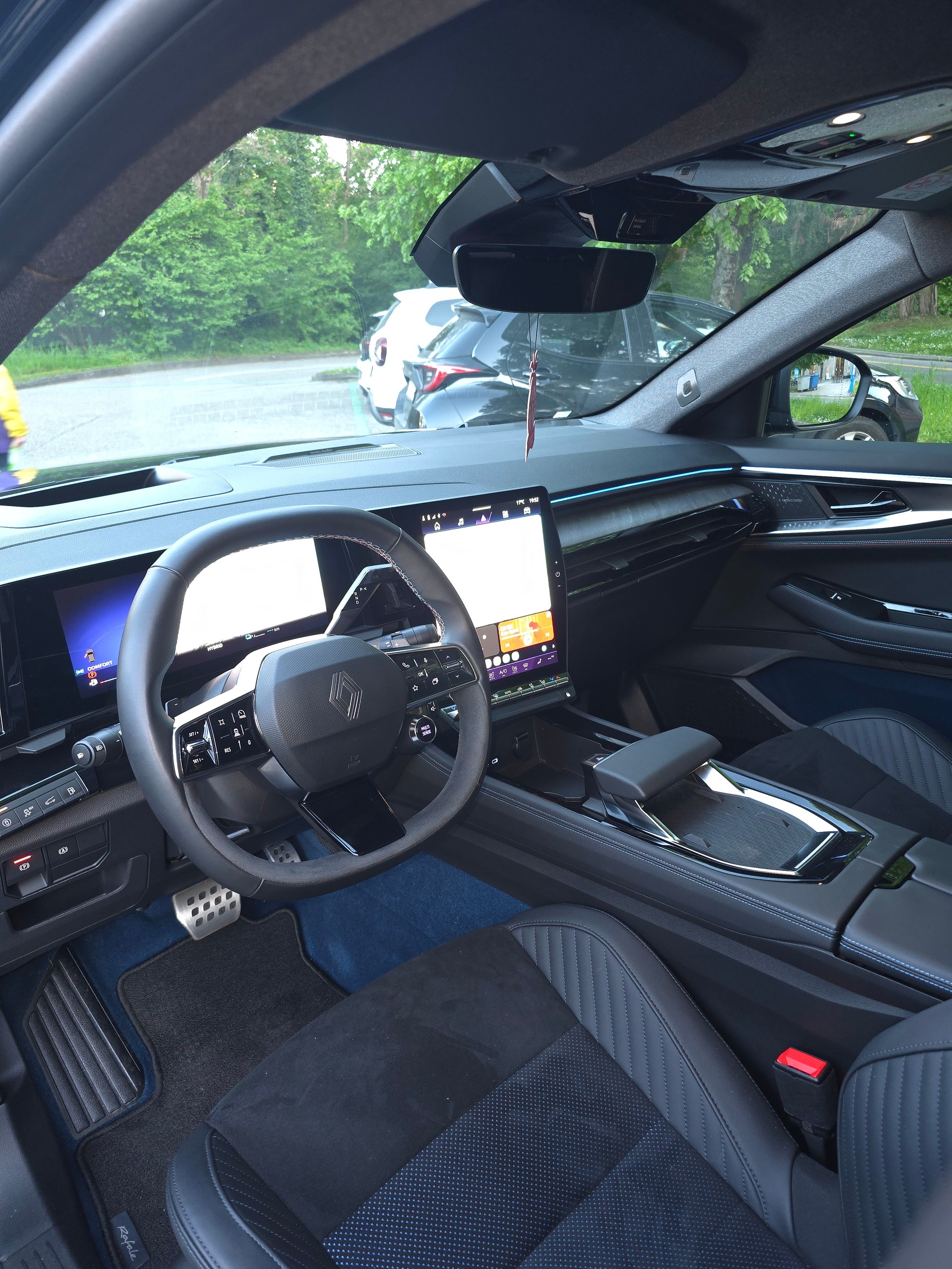 RENAULT 1.2 E-Tech Plug-in Atelier Alpine-image-2