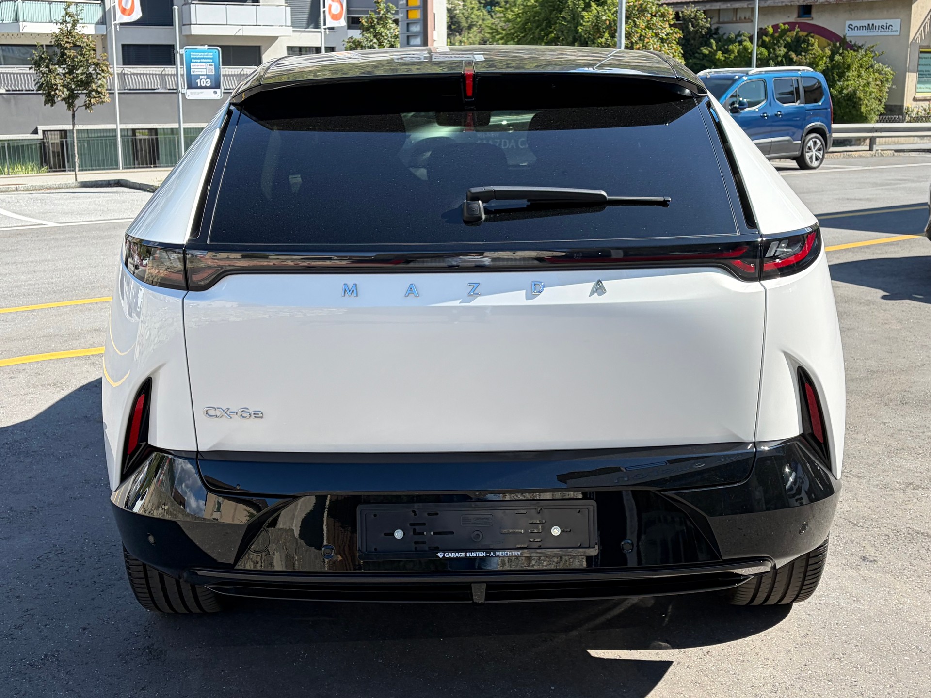 MAZDA CX-6e Takumi-showroom-element-3