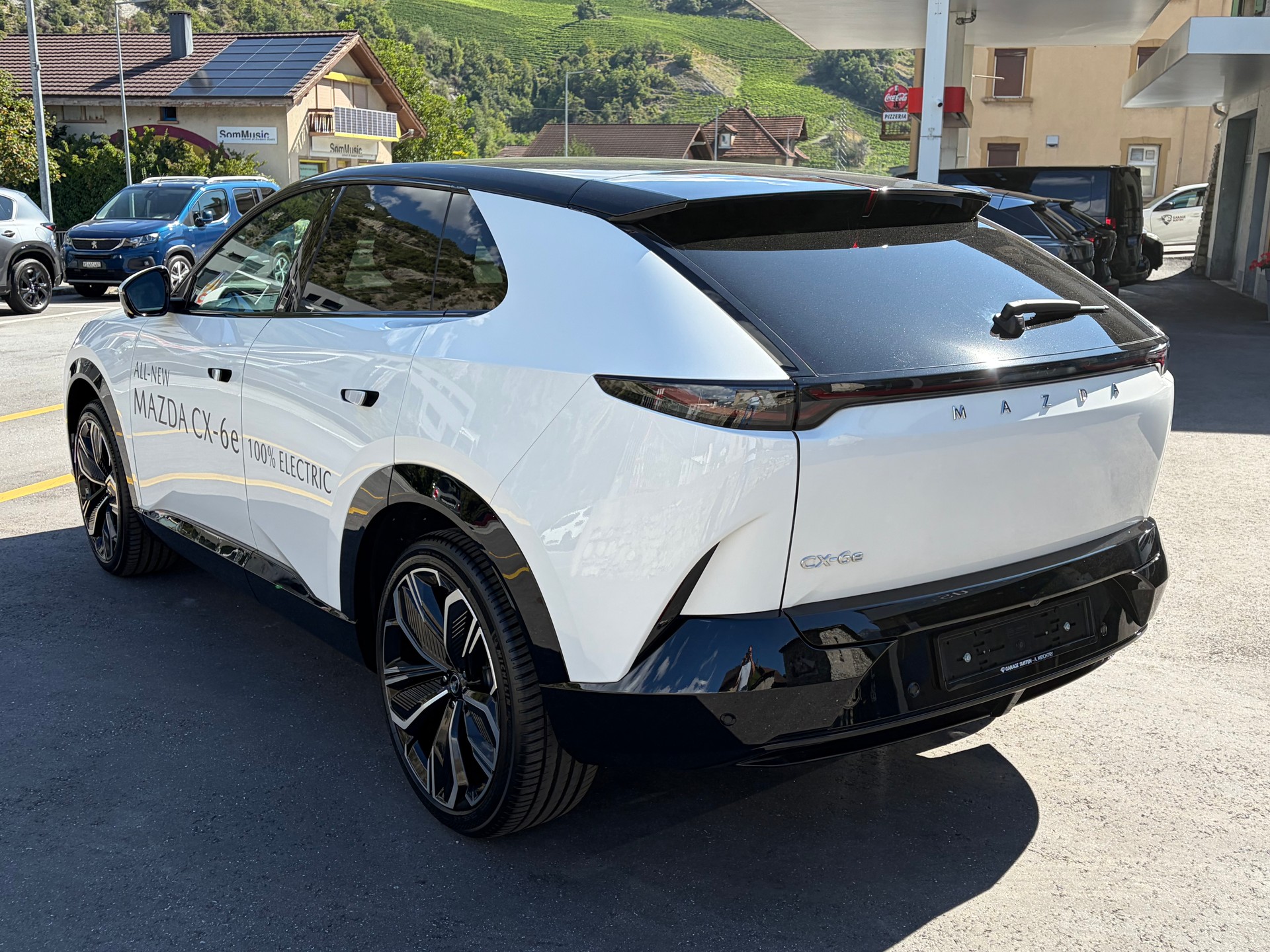 MAZDA CX-6e Takumi-showroom-element-2