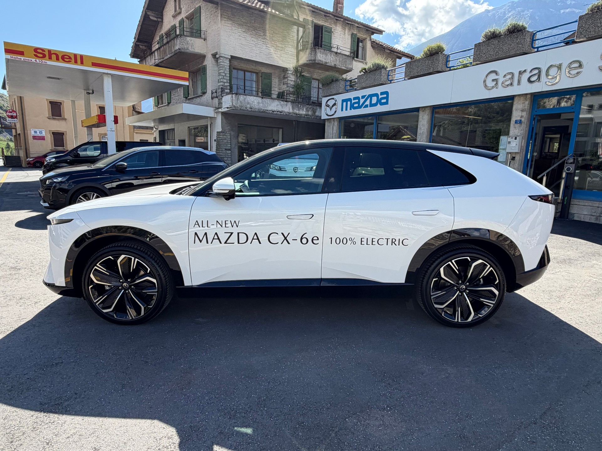 MAZDA CX-6e Takumi-showroom-element-1