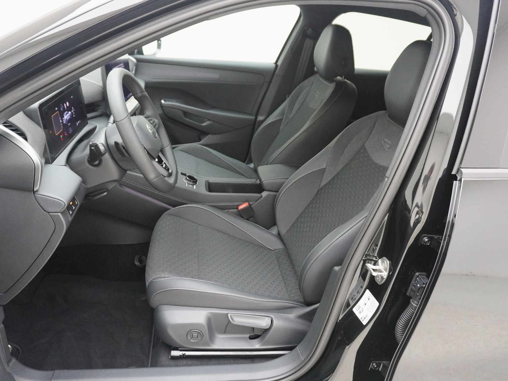 VW T-Roc 1.5 eTSI R-Line DSG-image-12