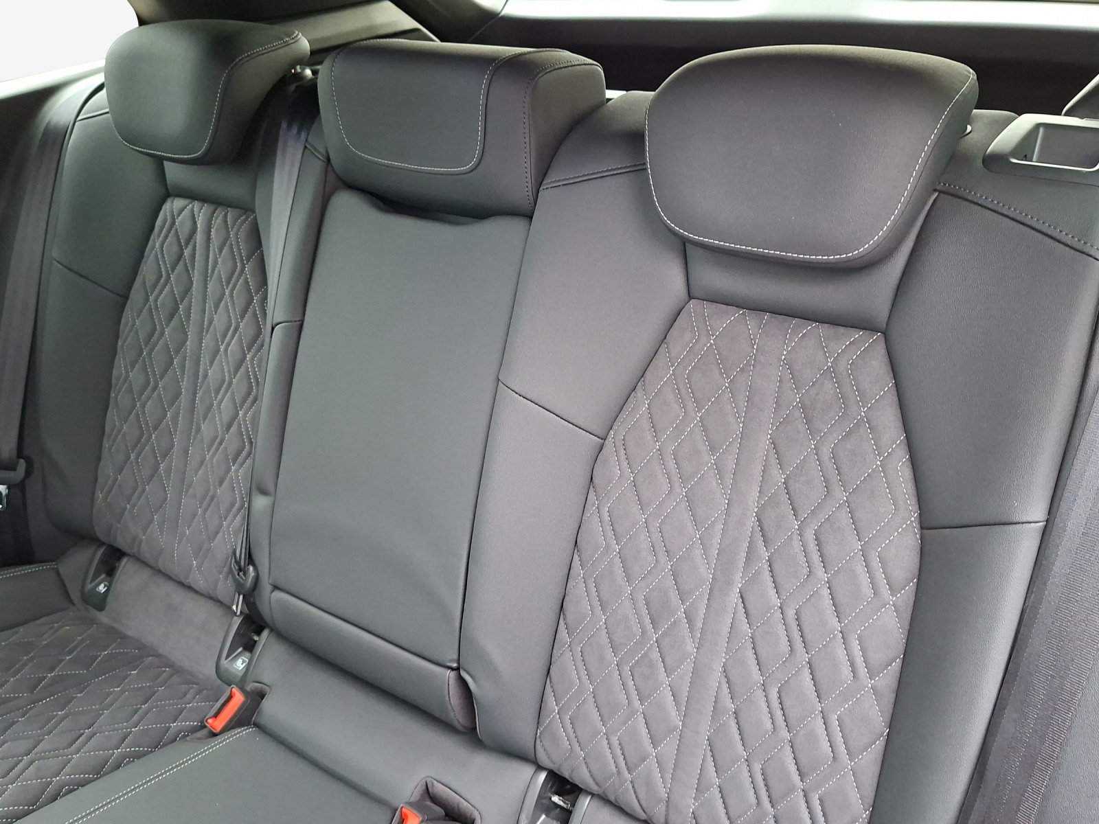 AUDI Q4 e-tron 45 quattro-image-12