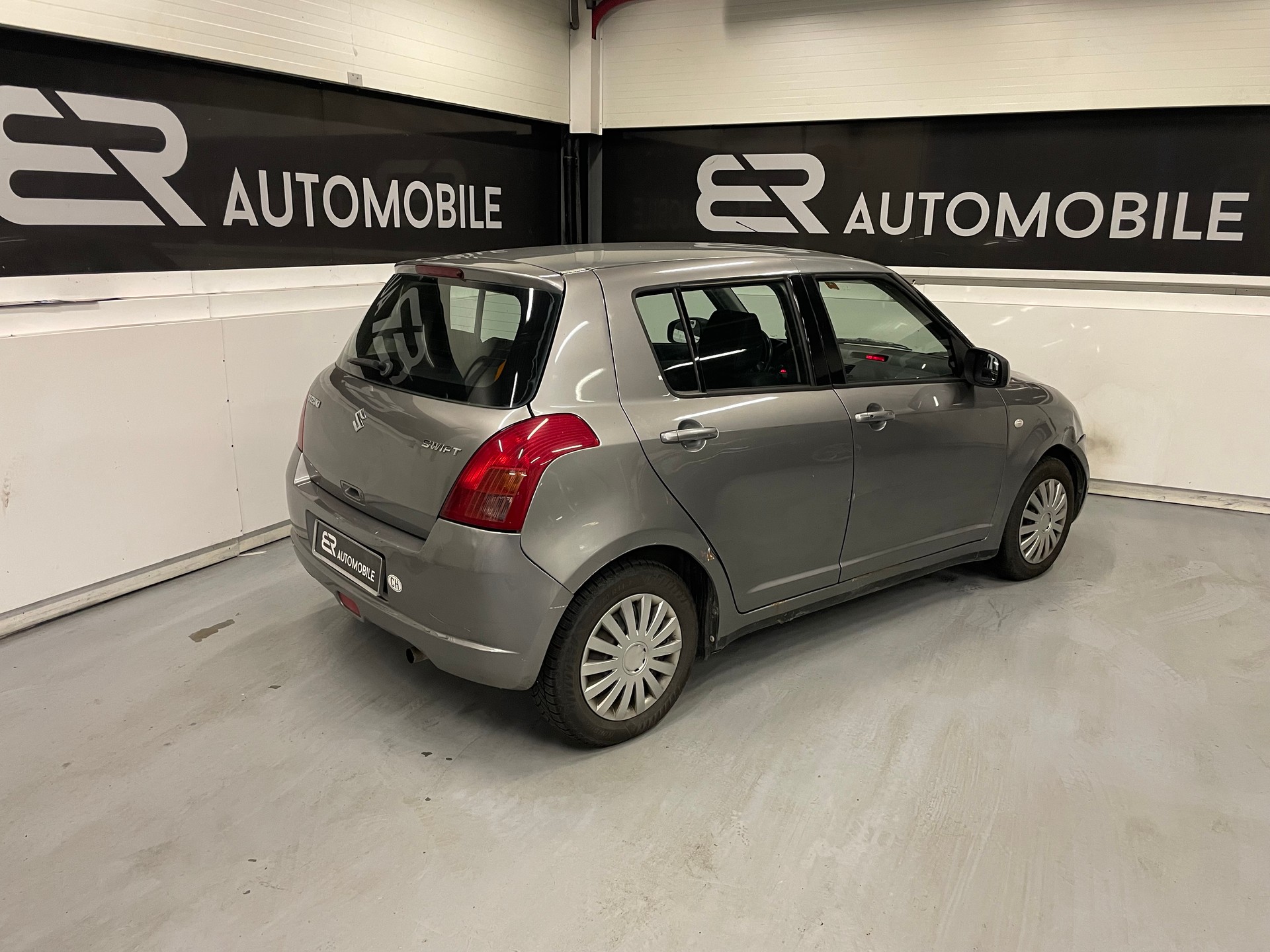 SUZUKI Swift 1.3i 16V GL-image-2