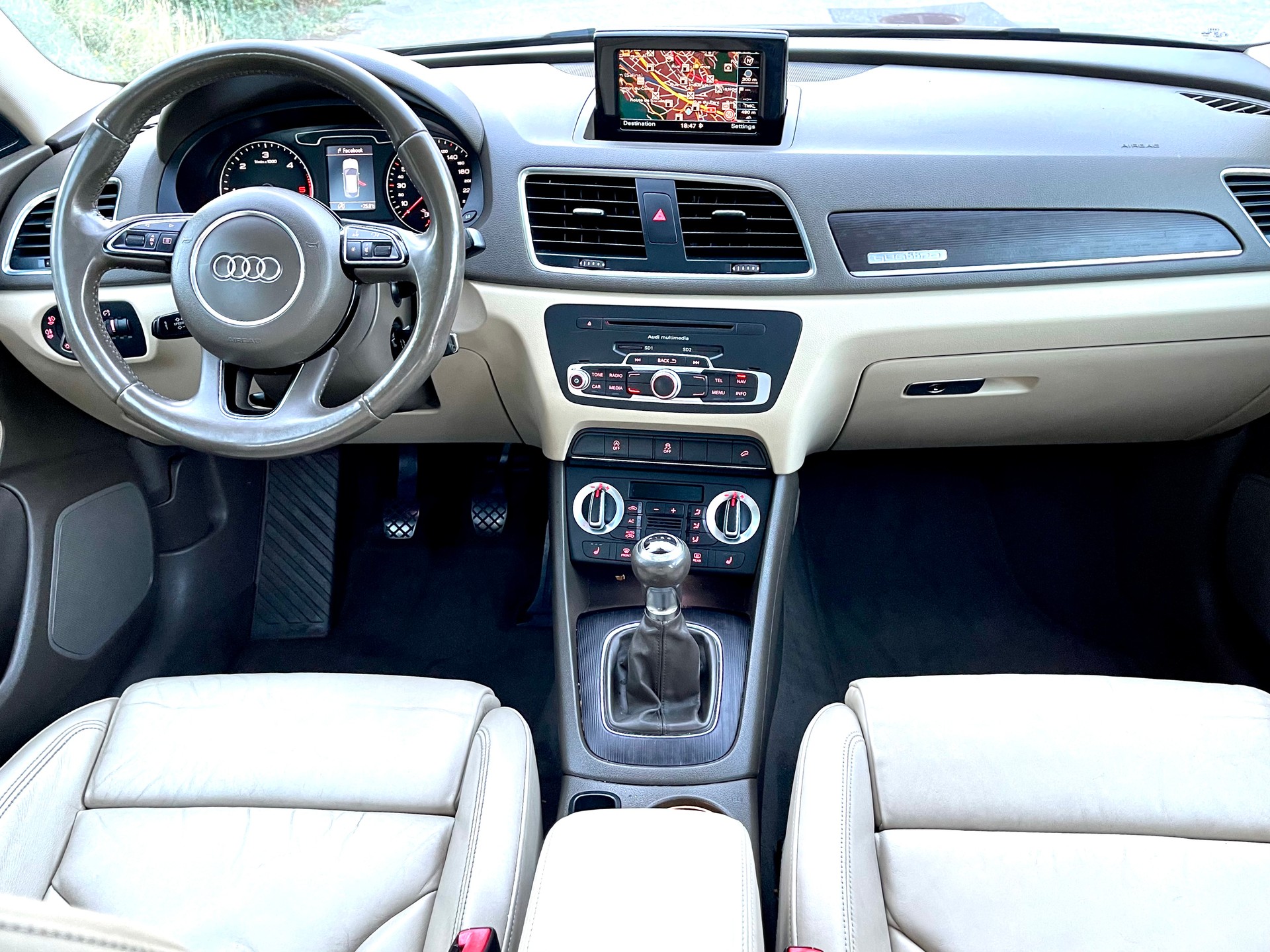 AUDI Q3 2.0 TDI quattro-image-1
