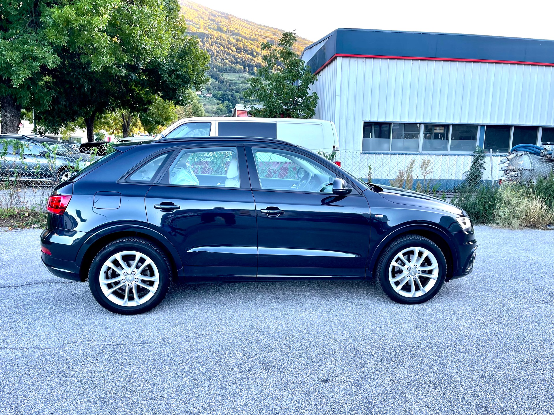 AUDI Q3 2.0 TDI quattro-image-17