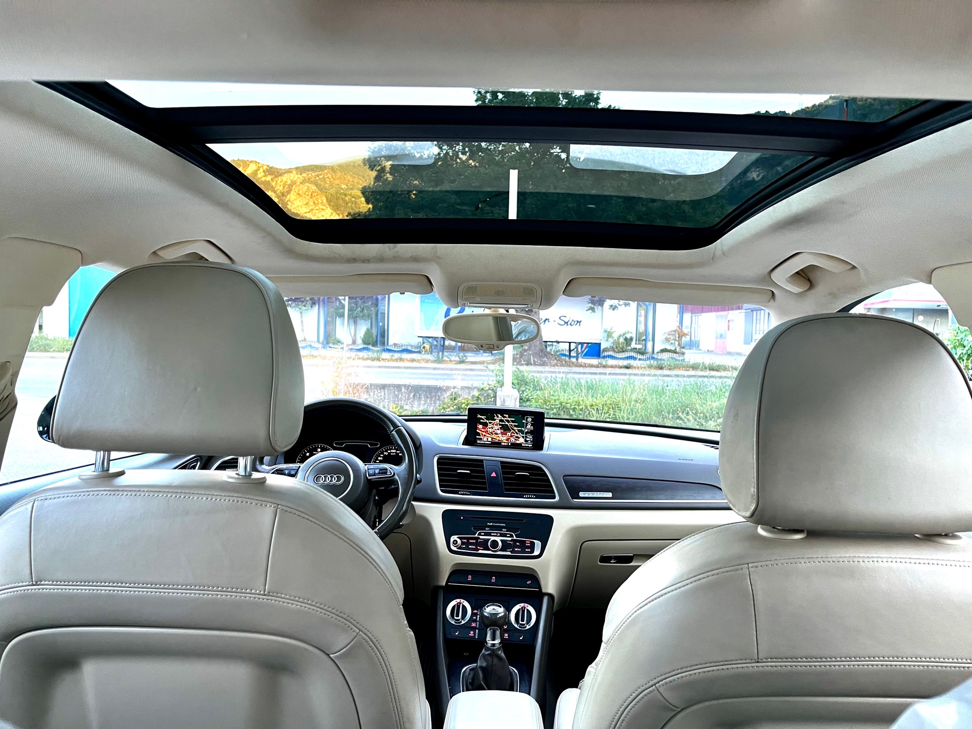 AUDI Q3 2.0 TDI quattro-image-10