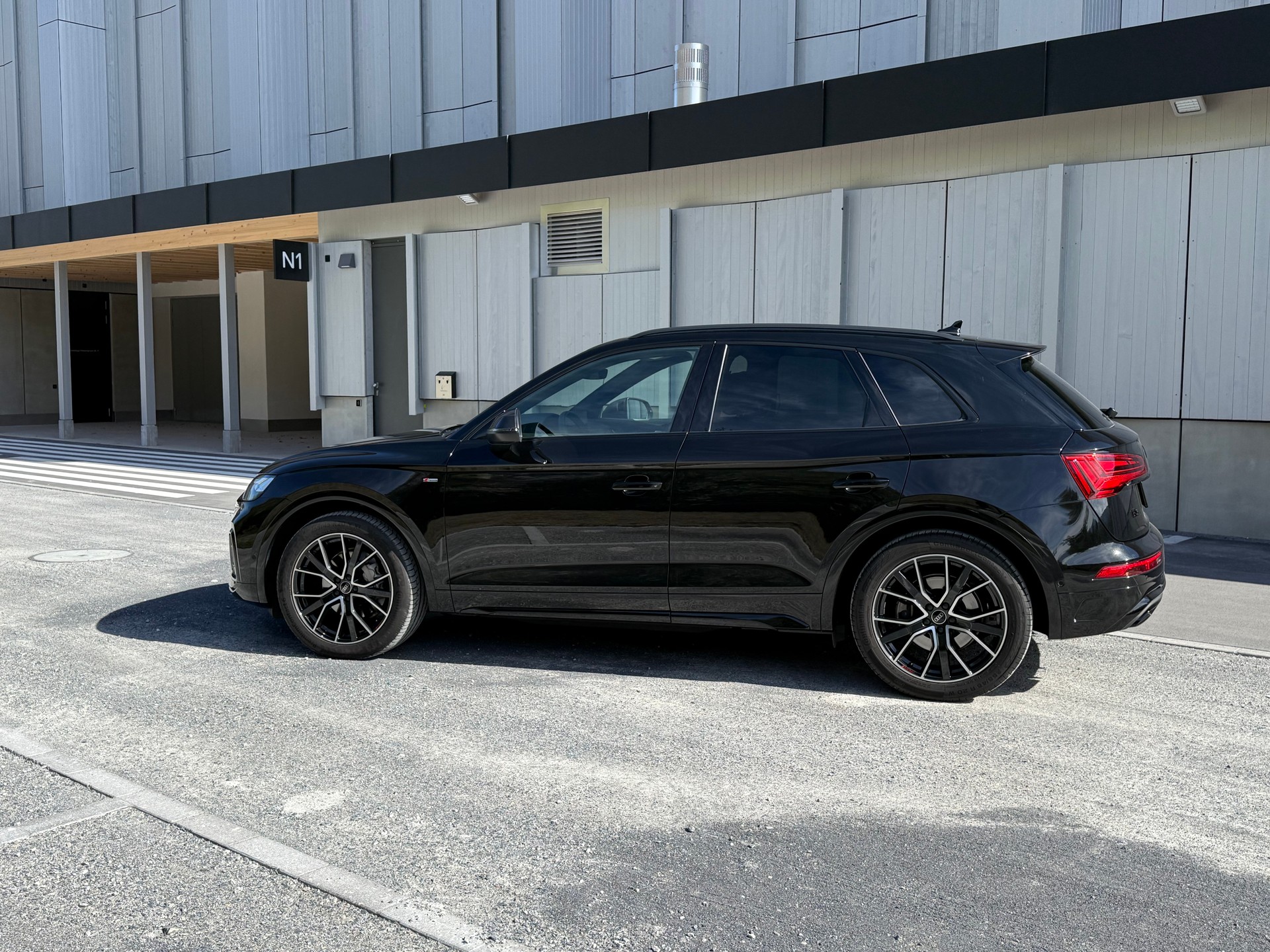 AUDI Q5 40 TDI Black Edition quattro S-tronic-image-6