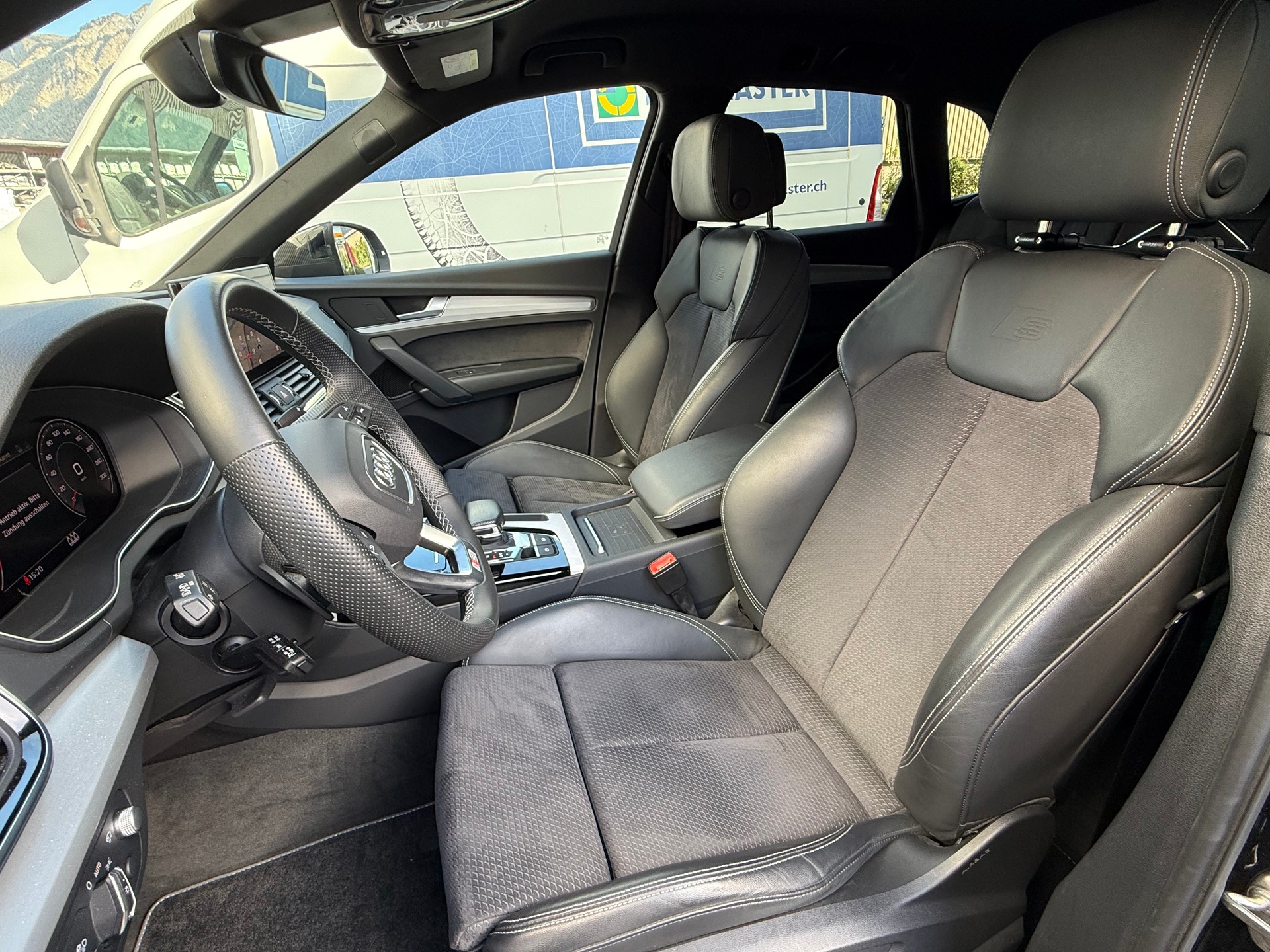AUDI Q5 40 TDI Black Edition quattro S-tronic-image-9